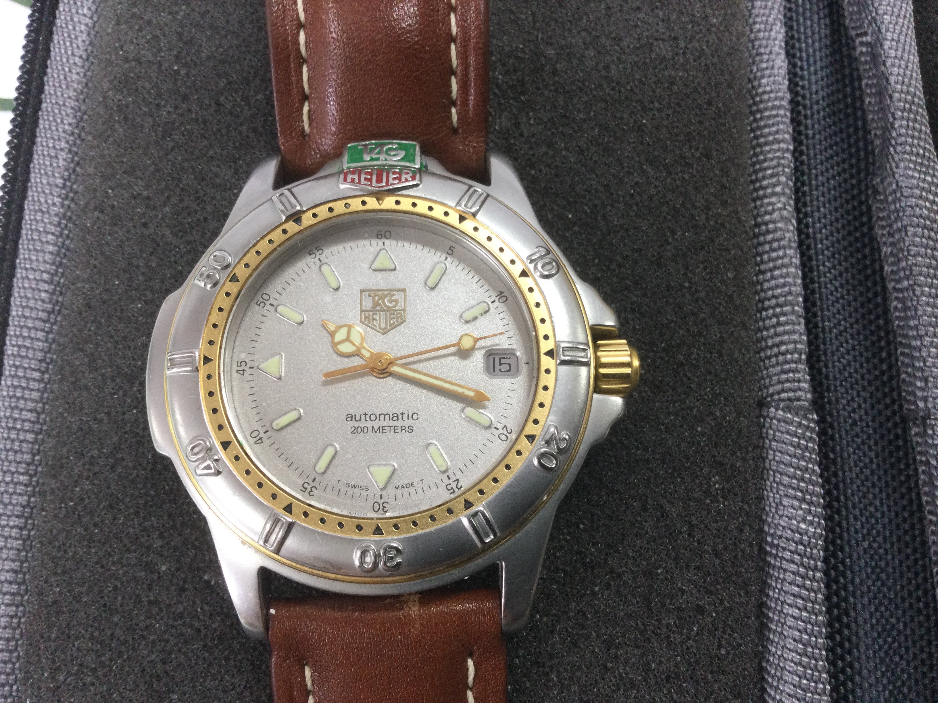 A Tag Heuer automatic 200m gent's watch with a leather strap. Seen working. Shipping category D.
