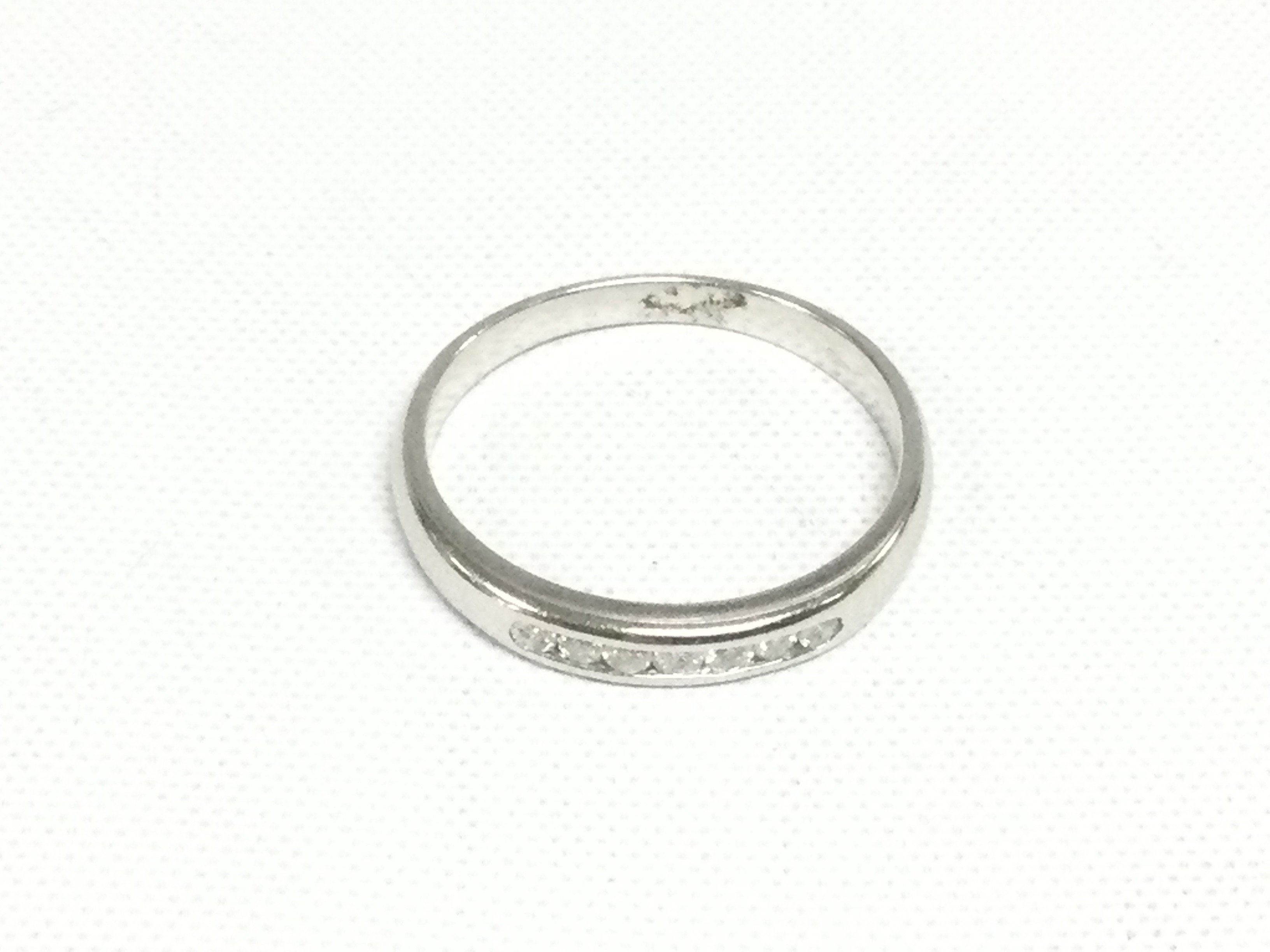 An 18ct white gold half eternity ring, approx 2.7g and approx size N-O. Shipping category A.