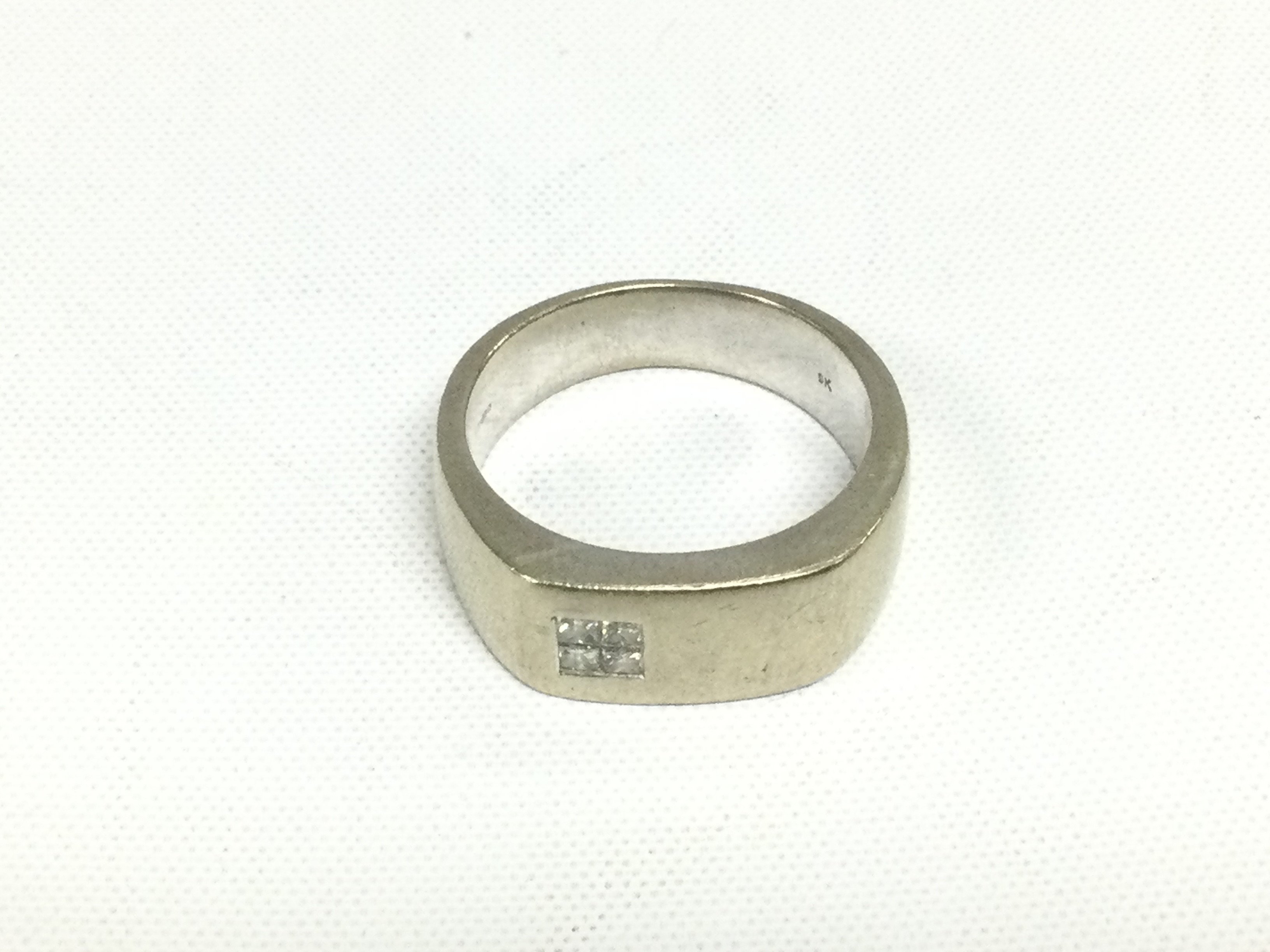 A 9ct white gold princess cut diamond ring, approx 8g and approx size T. Shipping category A.