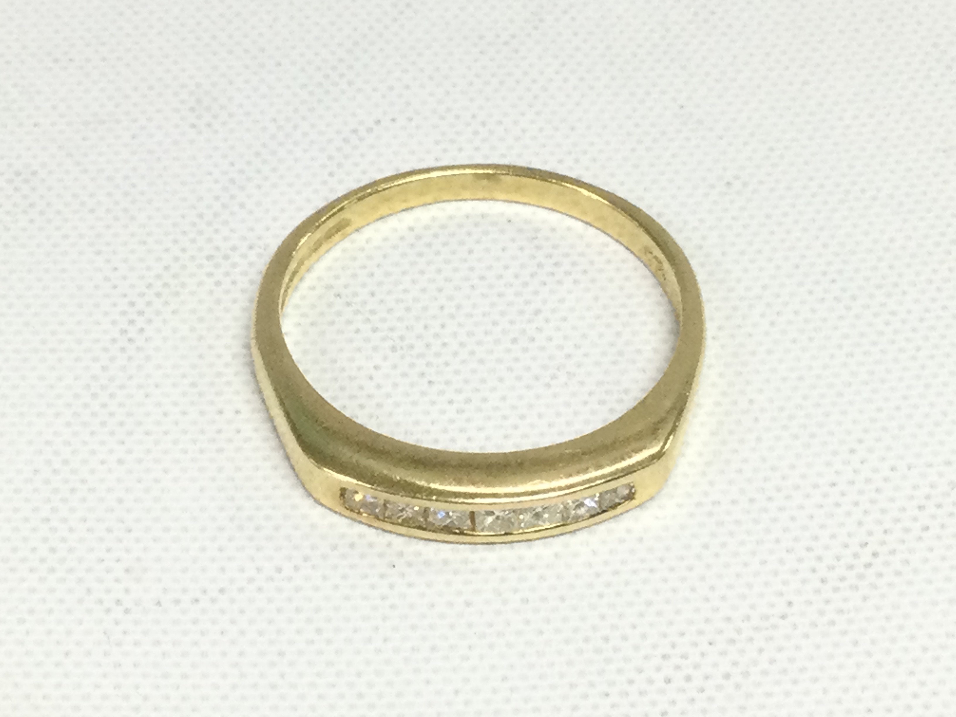 An 18ct gold princess cut diamond half hoop ring, approx 1/4ct, approx 2.9g and approx size P. Shipping category A.