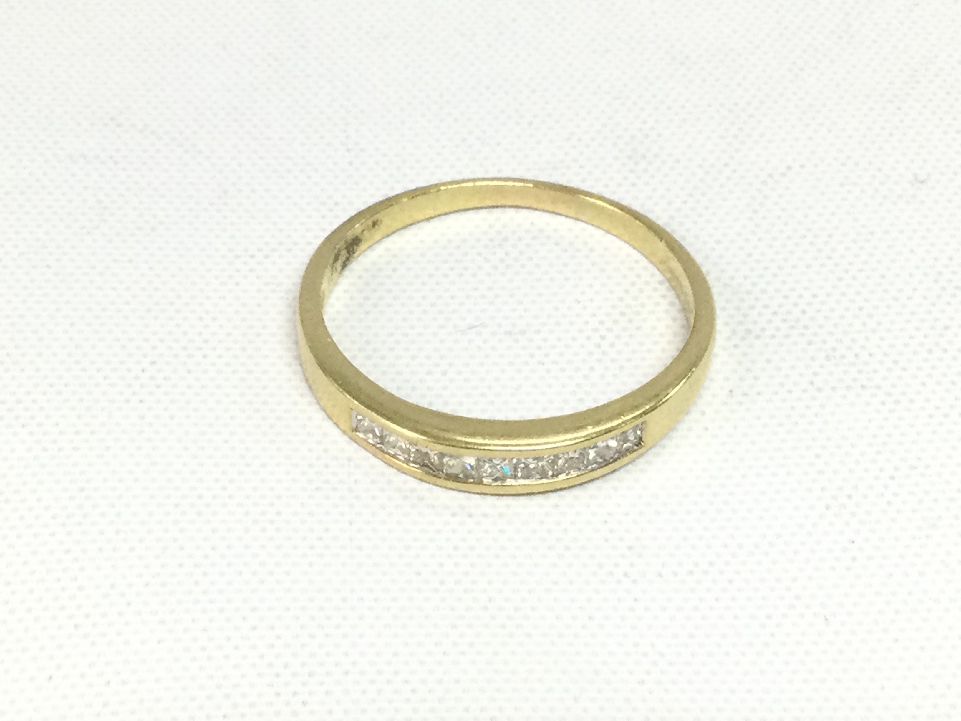 An 18ct gold half eternity diamond ring, approx 2.8g and approx size T. Shipping category A.