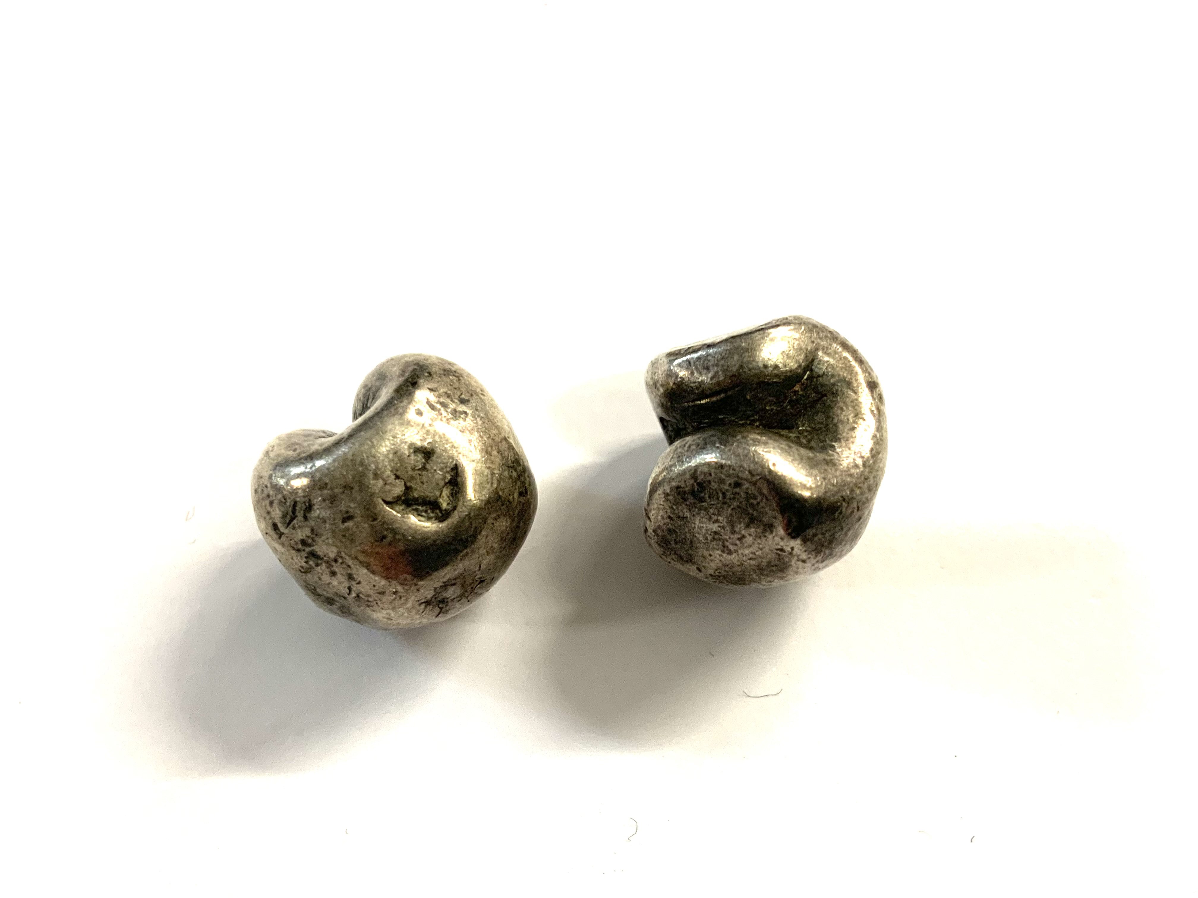 Siam bullet money, 2 Thai 1 Bhat bullets each with impressed marks and approximately 15g.