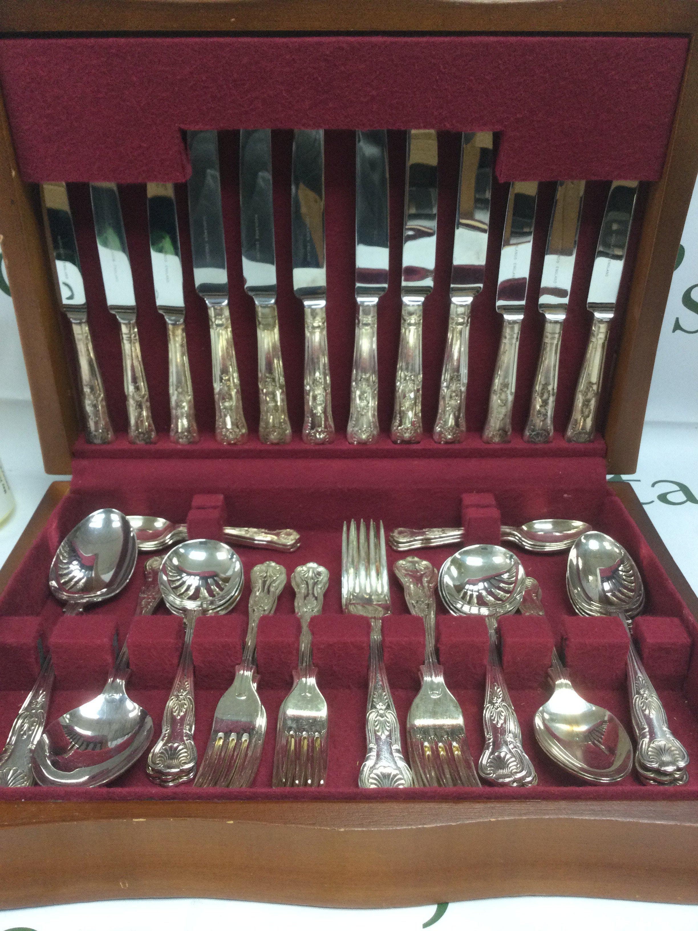 A canteen of cutlery plus a fish set (2). Shipping category D.