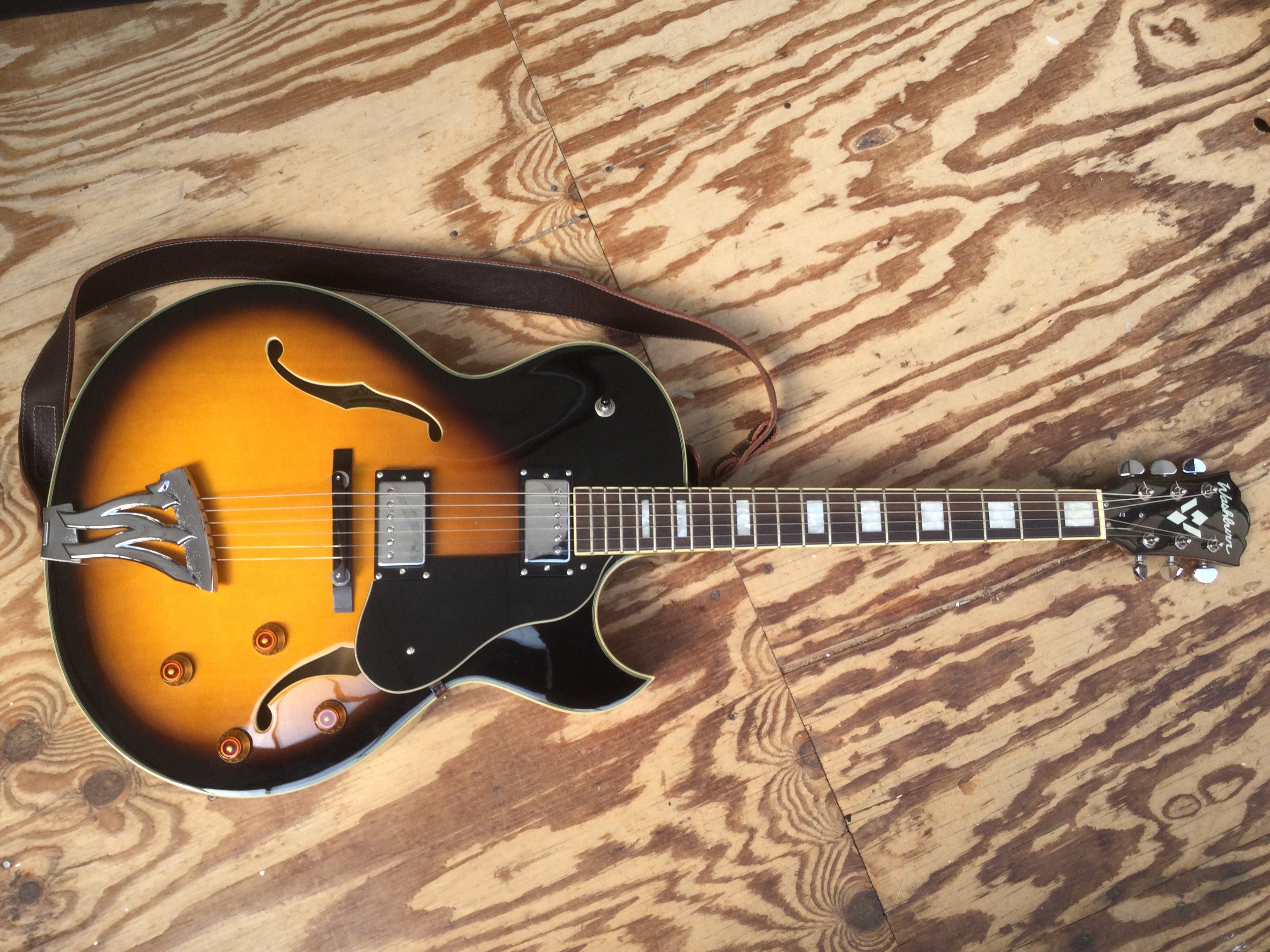A Washburn J3/TS electric guitar. Comes with a soft carry case.