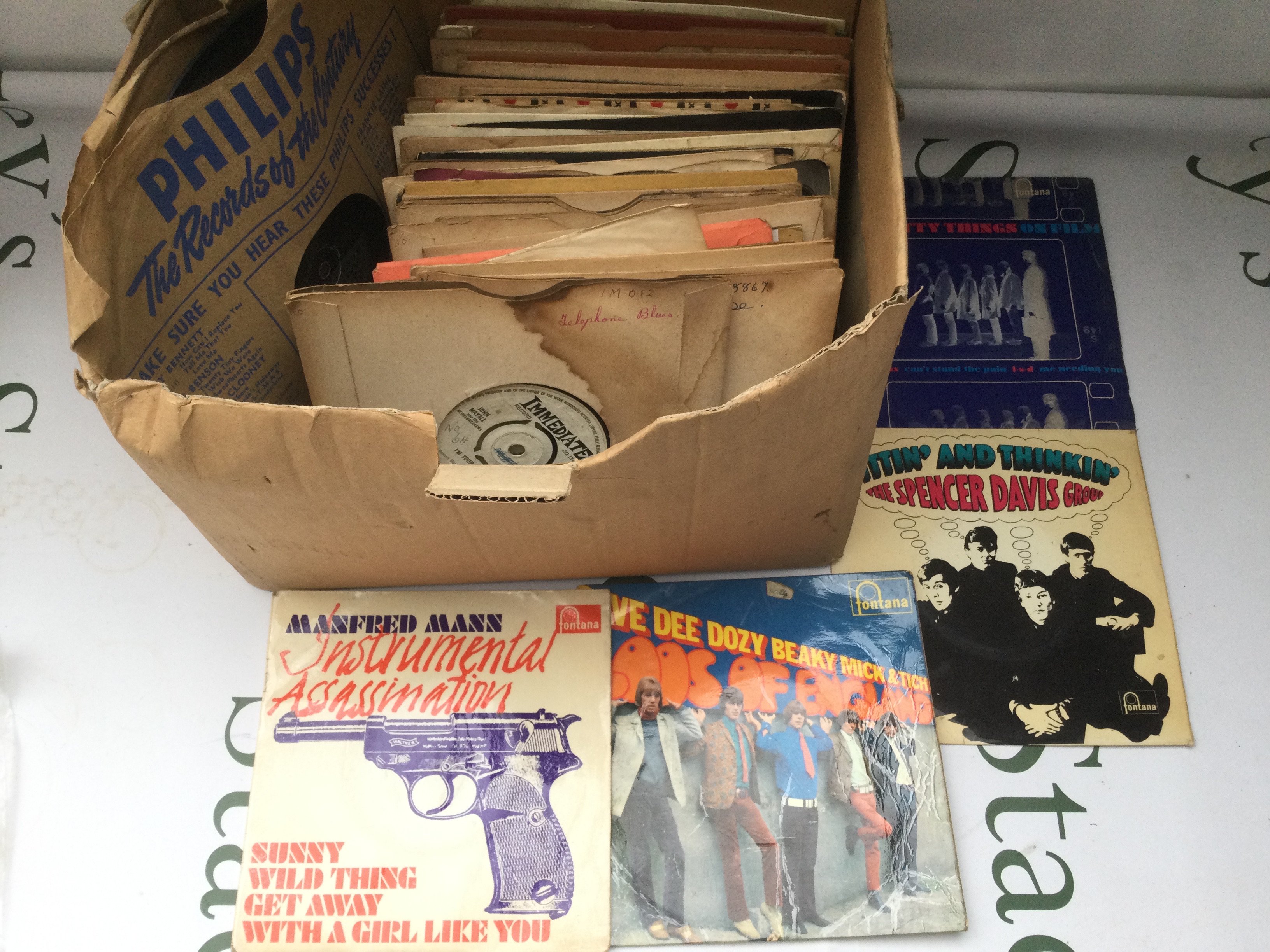 A box of 7" singles and EPs by various artists from the 1960s onwards plus a Little Richard 78.