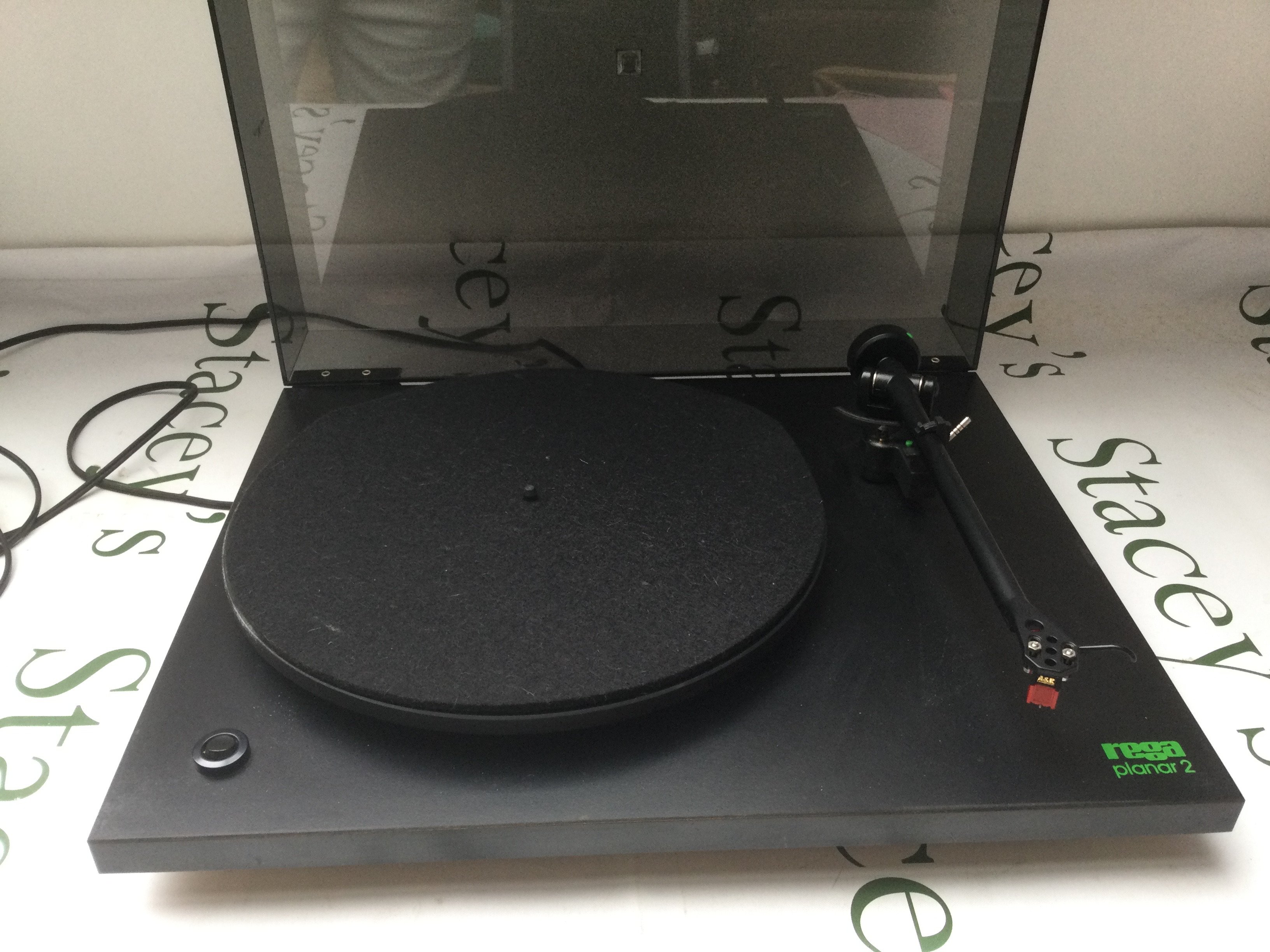 A Rega Planar 2 turntable, Arcam Alpha amp, tuner and CD separates plus a pair of Linn Index speakers and stands (6). Comes with remote control and manuals.