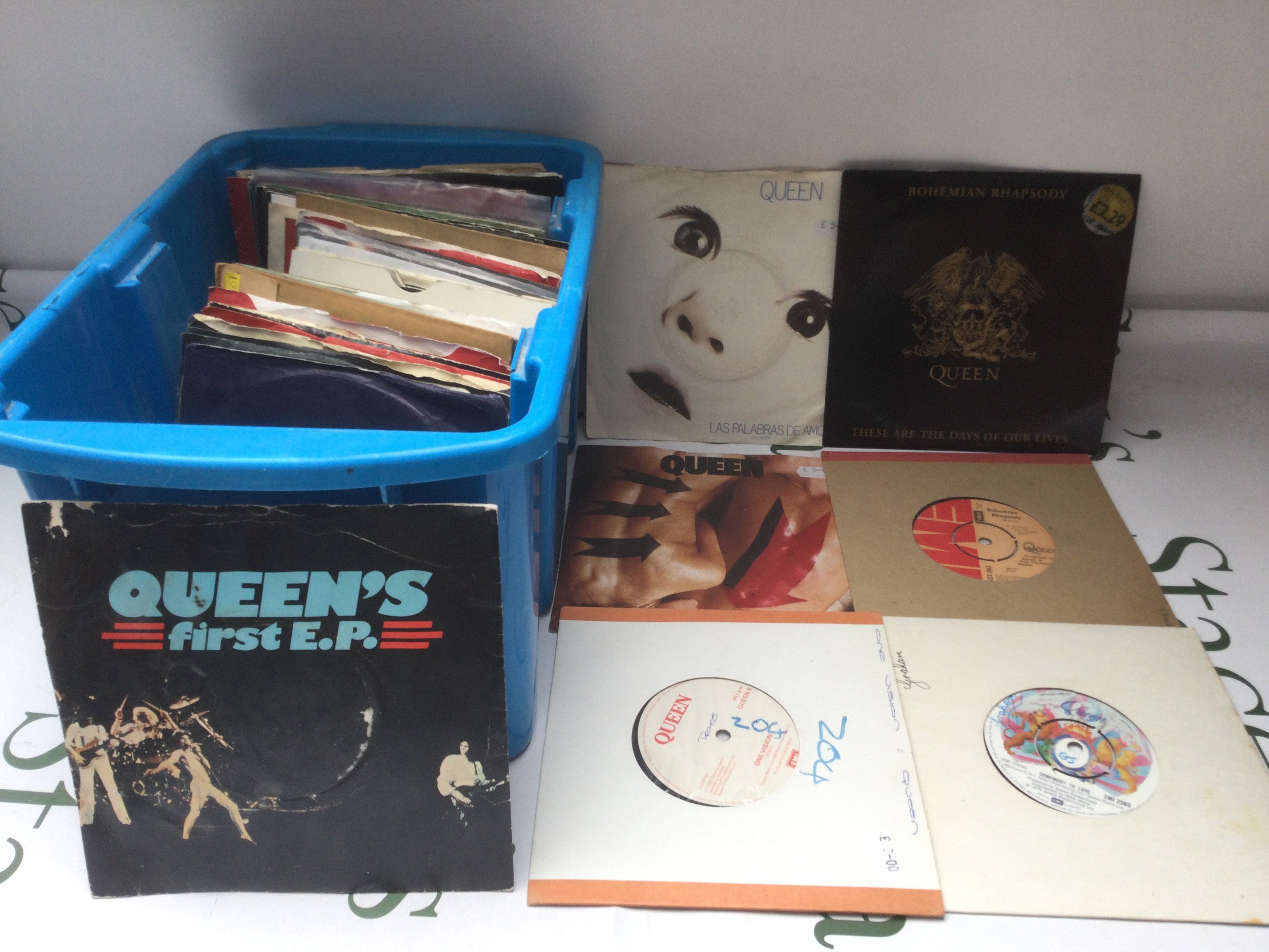 A collection of Queen 7" singles and EPs.