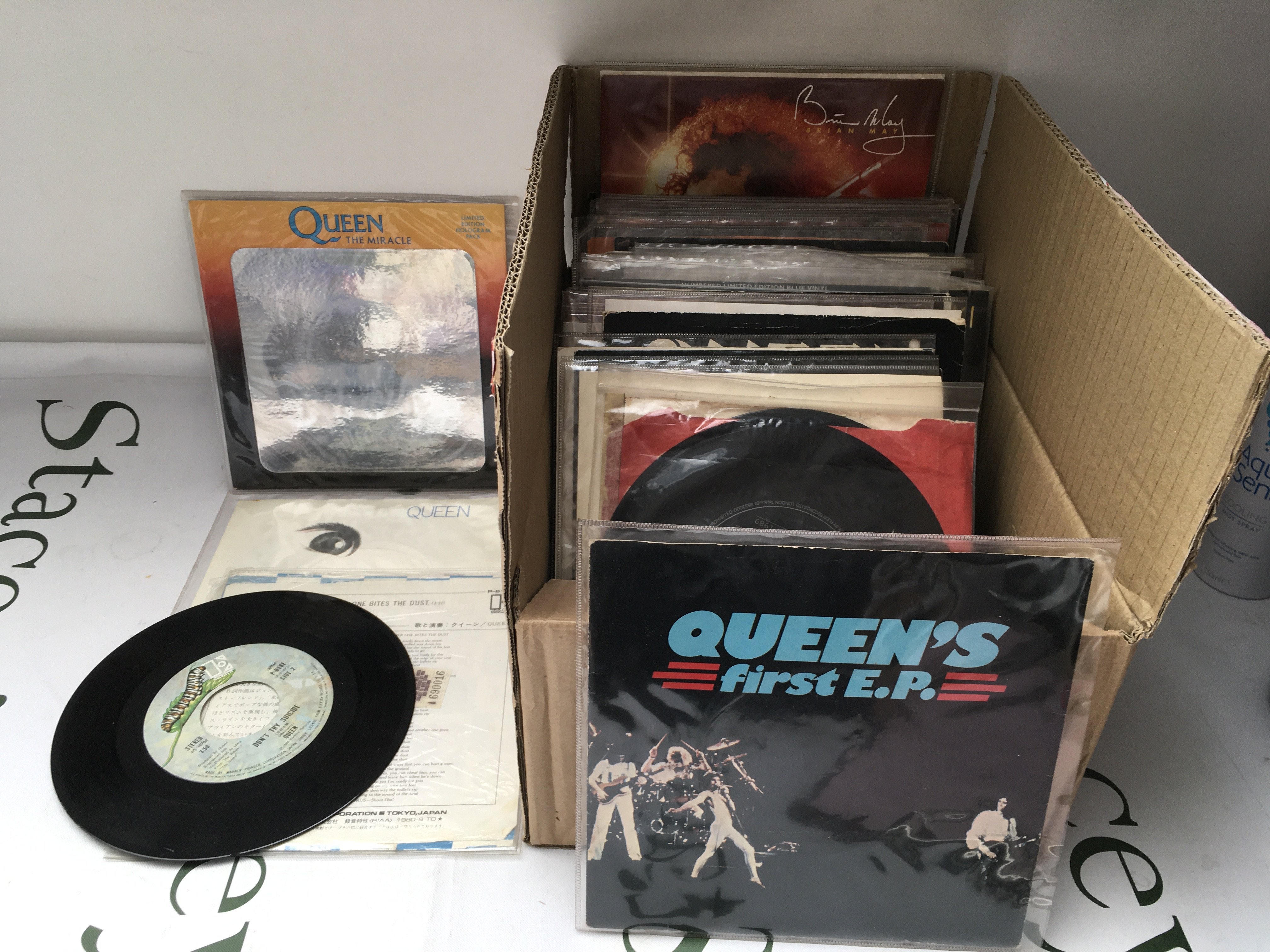 A box of Queen 7" singles and EPs including a Japanese Another One Bites The Dust, limited edition pressings etc.