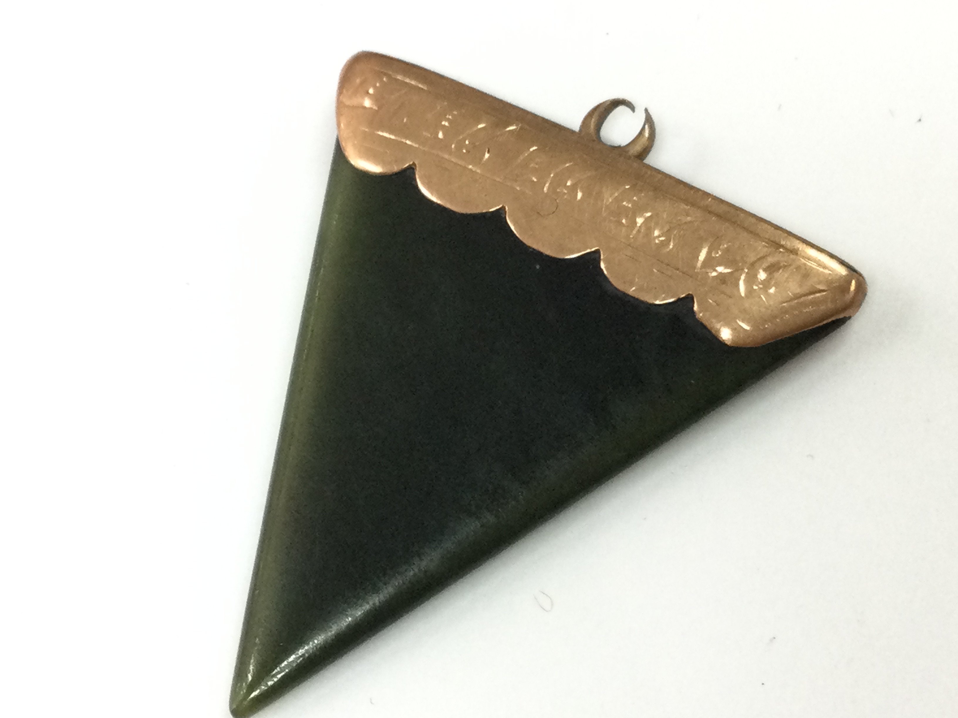 Small nephrite jade pendant with 9 carat gold mount, postage cat A