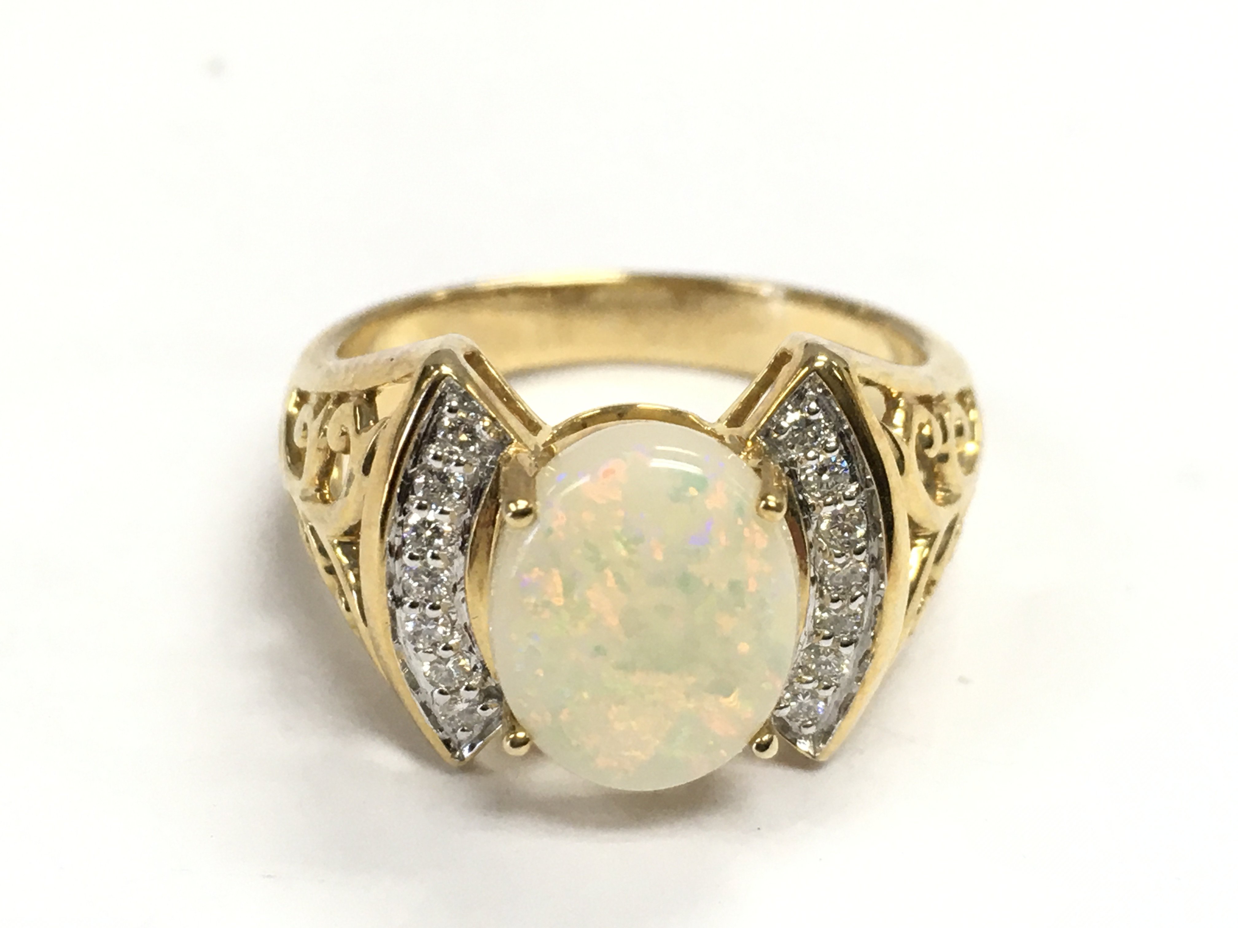A 9 carat gold opal ring, 4g total. Postage category A