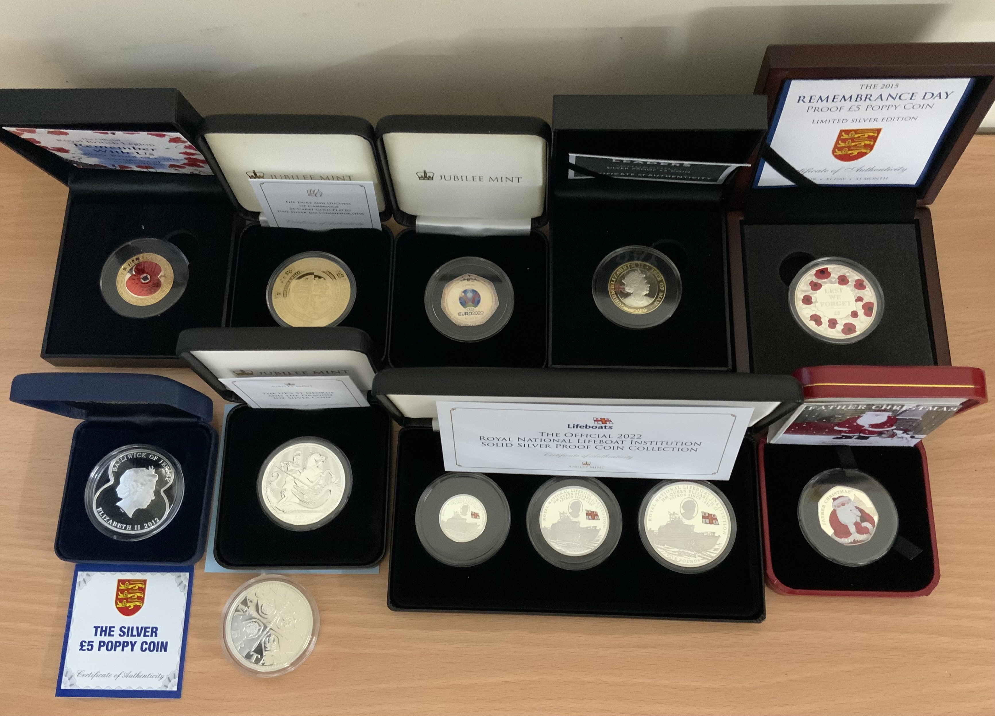 A collection of cased sterling silver presentation coins. (A)