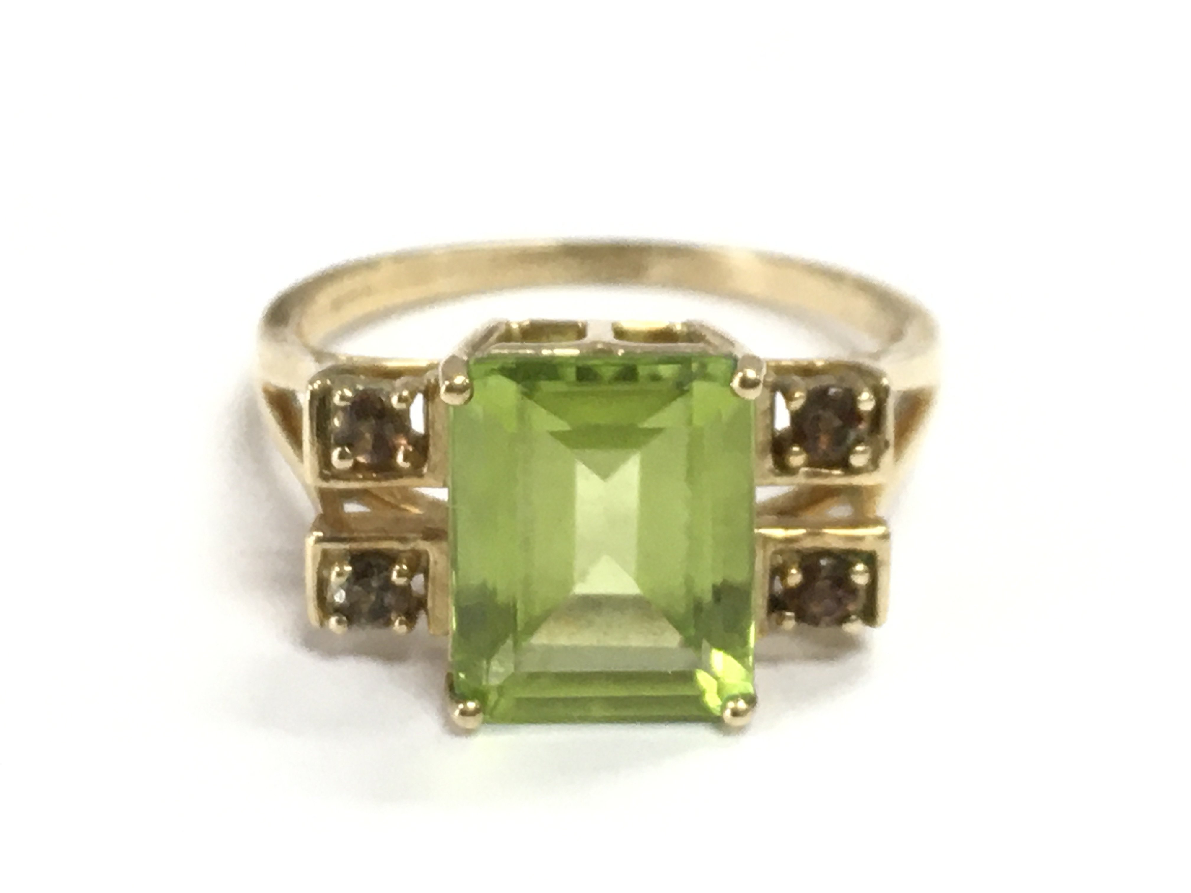 A 9 carat gold ring peridot ring. 3.2g total weight . Size P/Q Postage category A