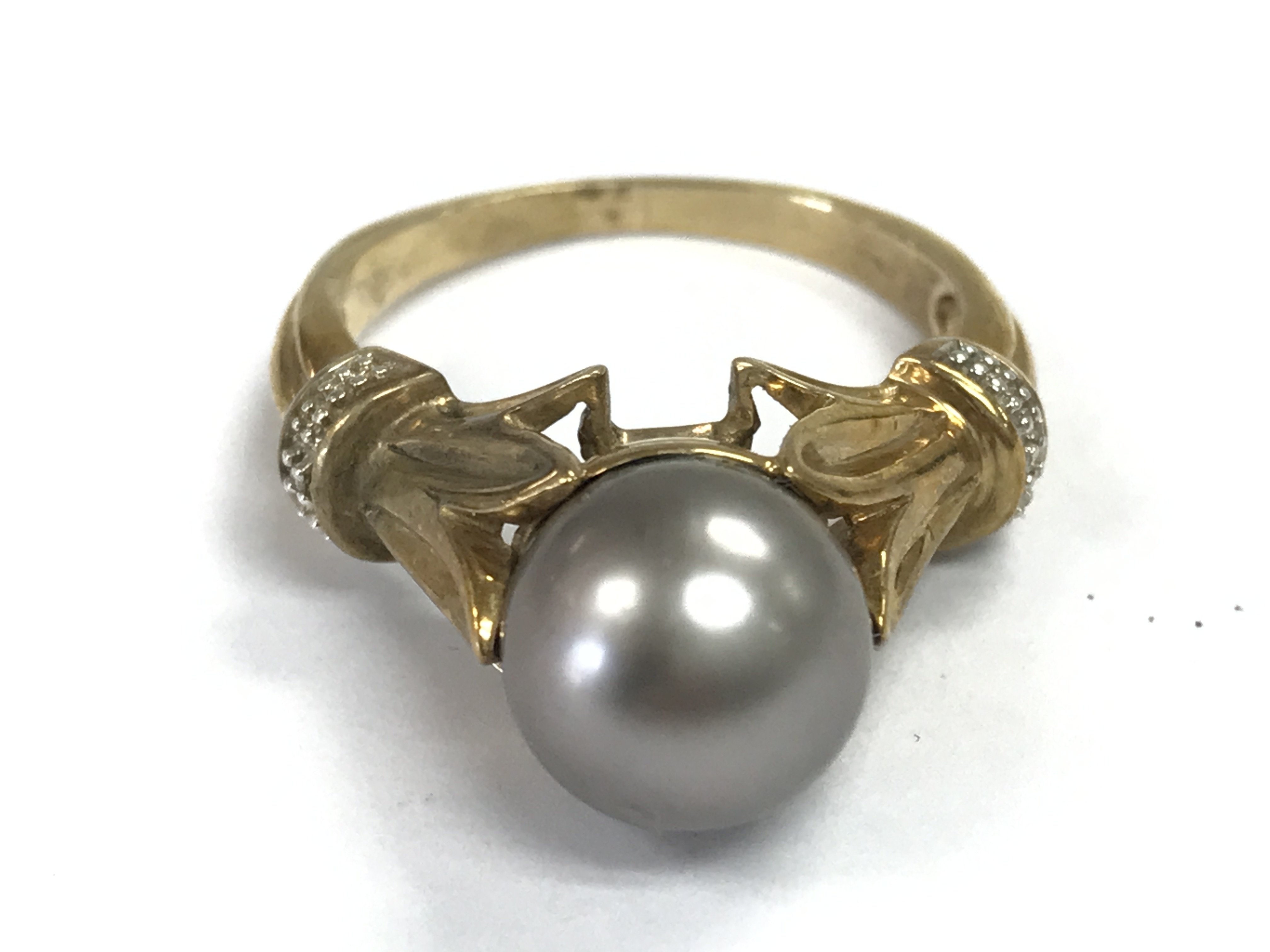 Grey pearl 9 carat gold ring. 5.2g . Size P. Postage category A