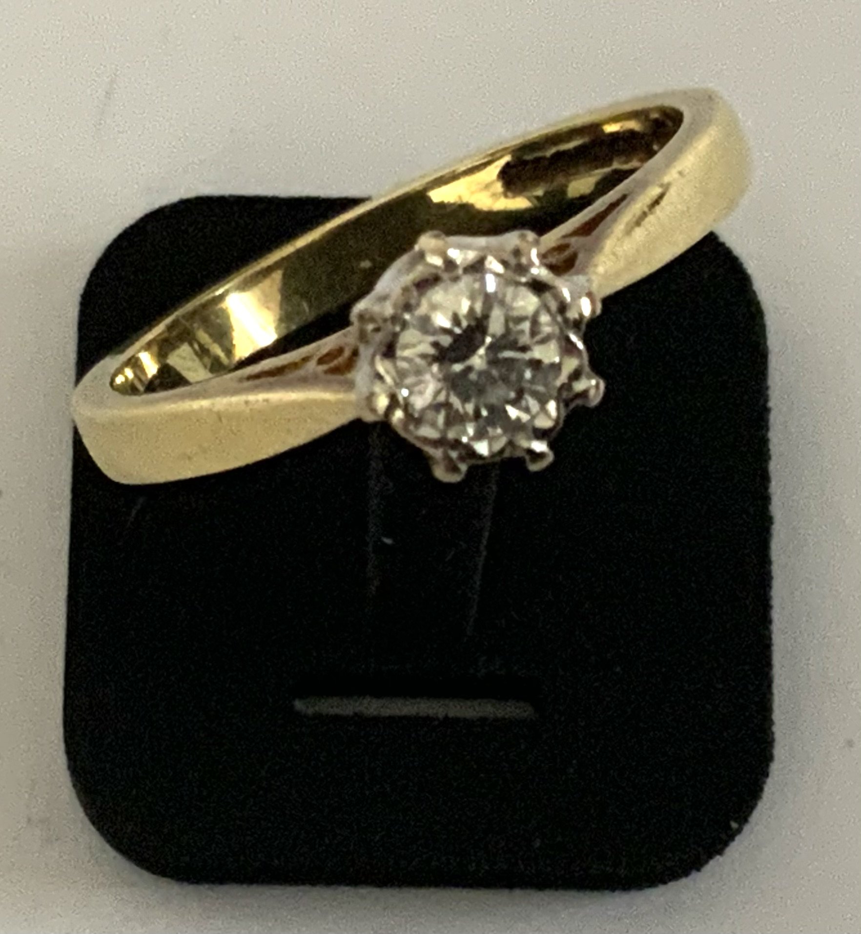 An 18ct yellow gold solitare ring, approx 0.25ct, Size M. (A)