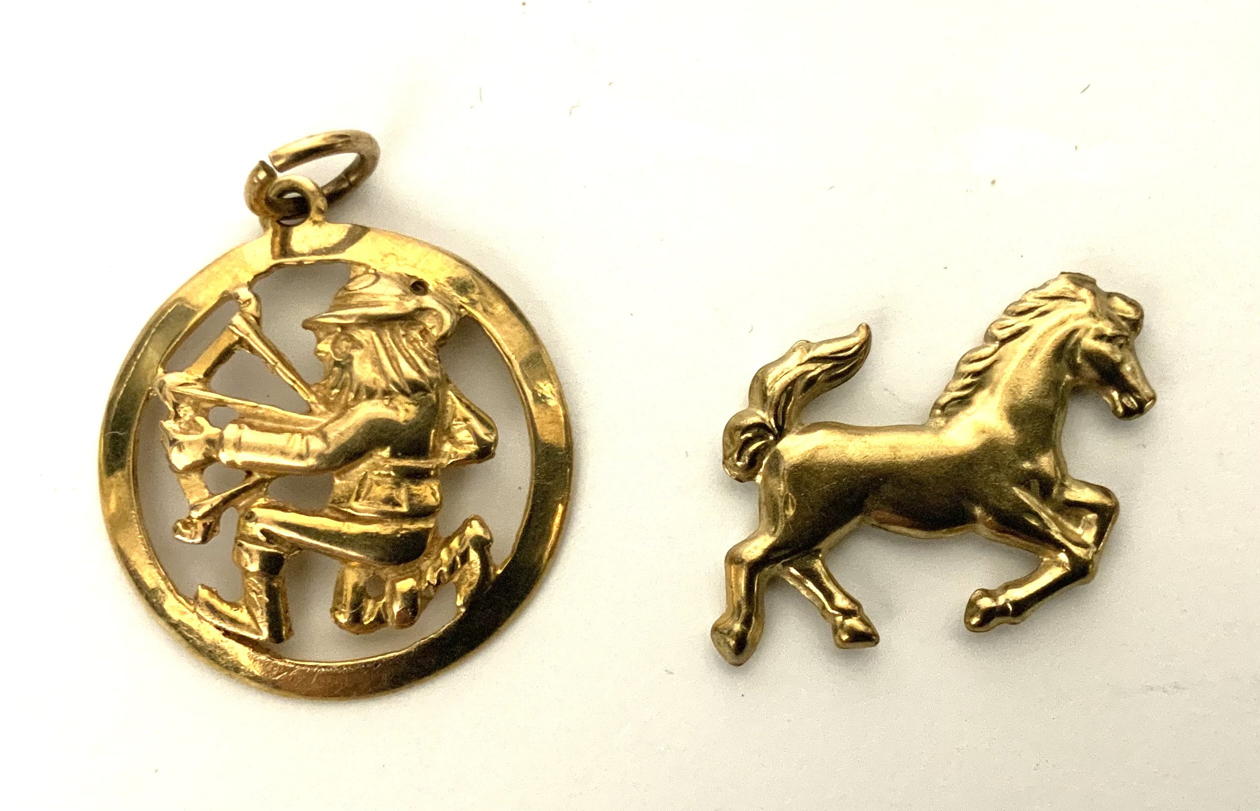 2 9ct gold charms. 3.23g (A)