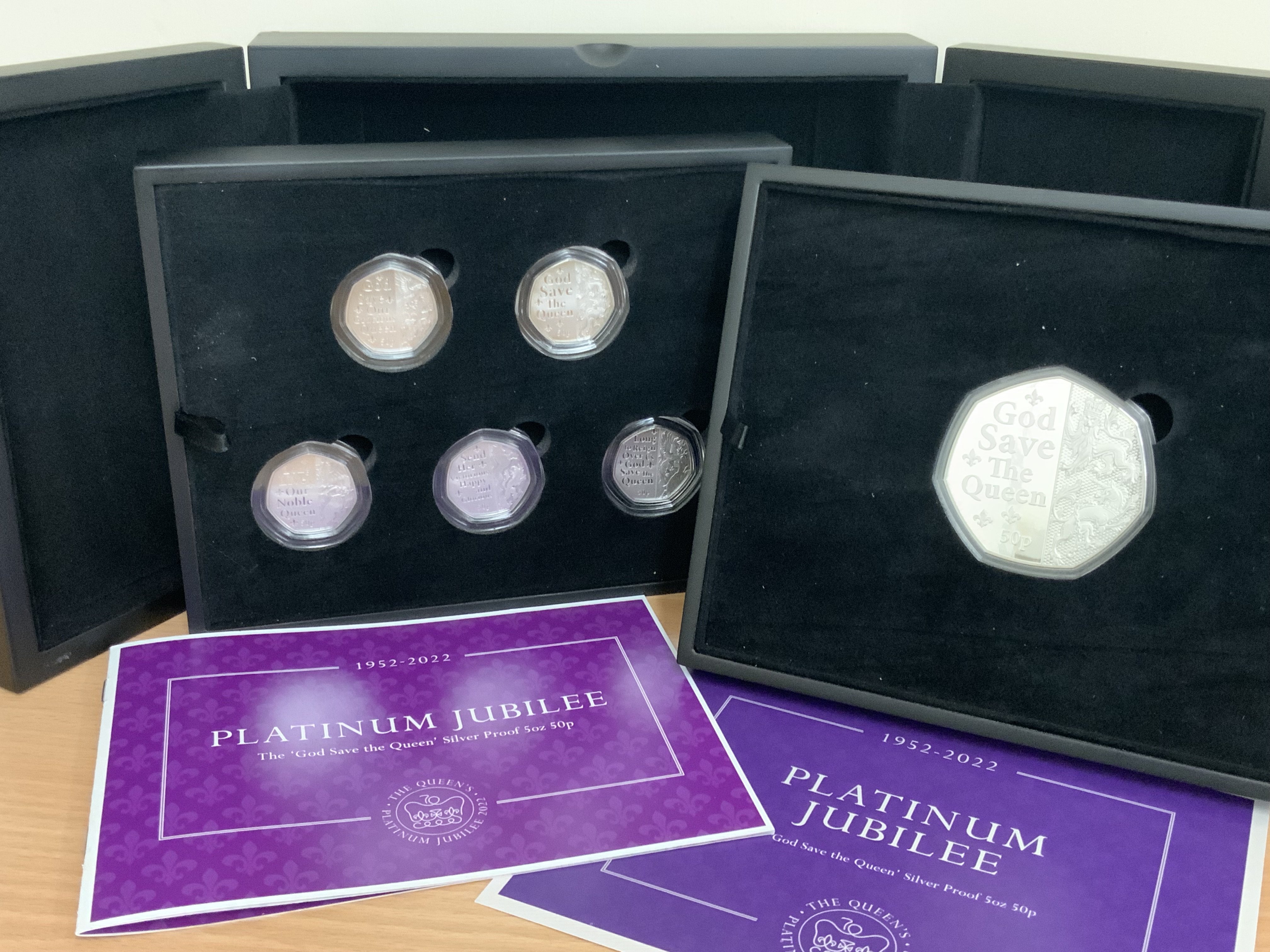 The Queens Jubilee Westminster mint 5OZ 50p coin together with similar standard size silver 50p collection. (B)