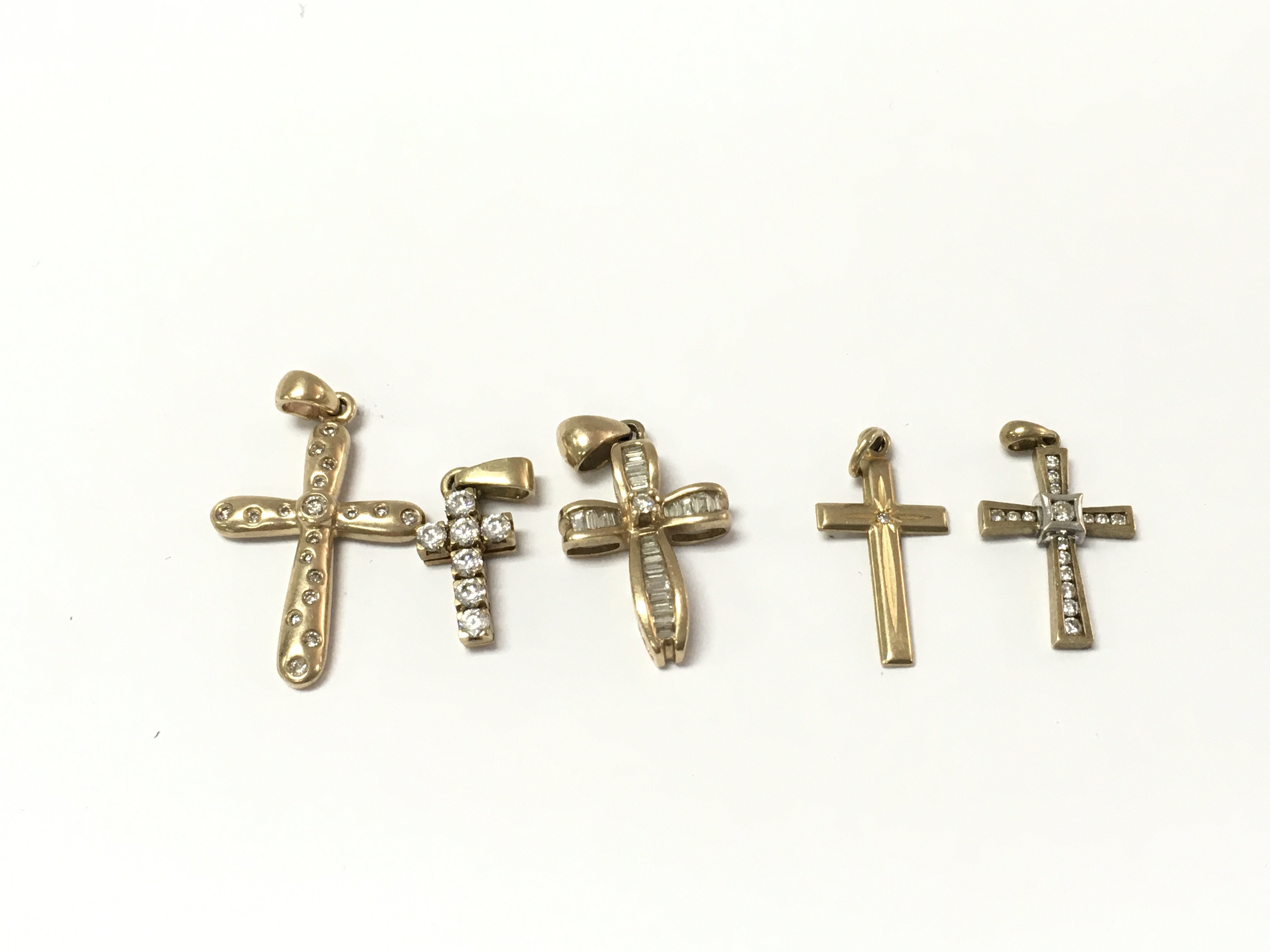 Collection of 9ct gold diamond cross pendants. 10.77g