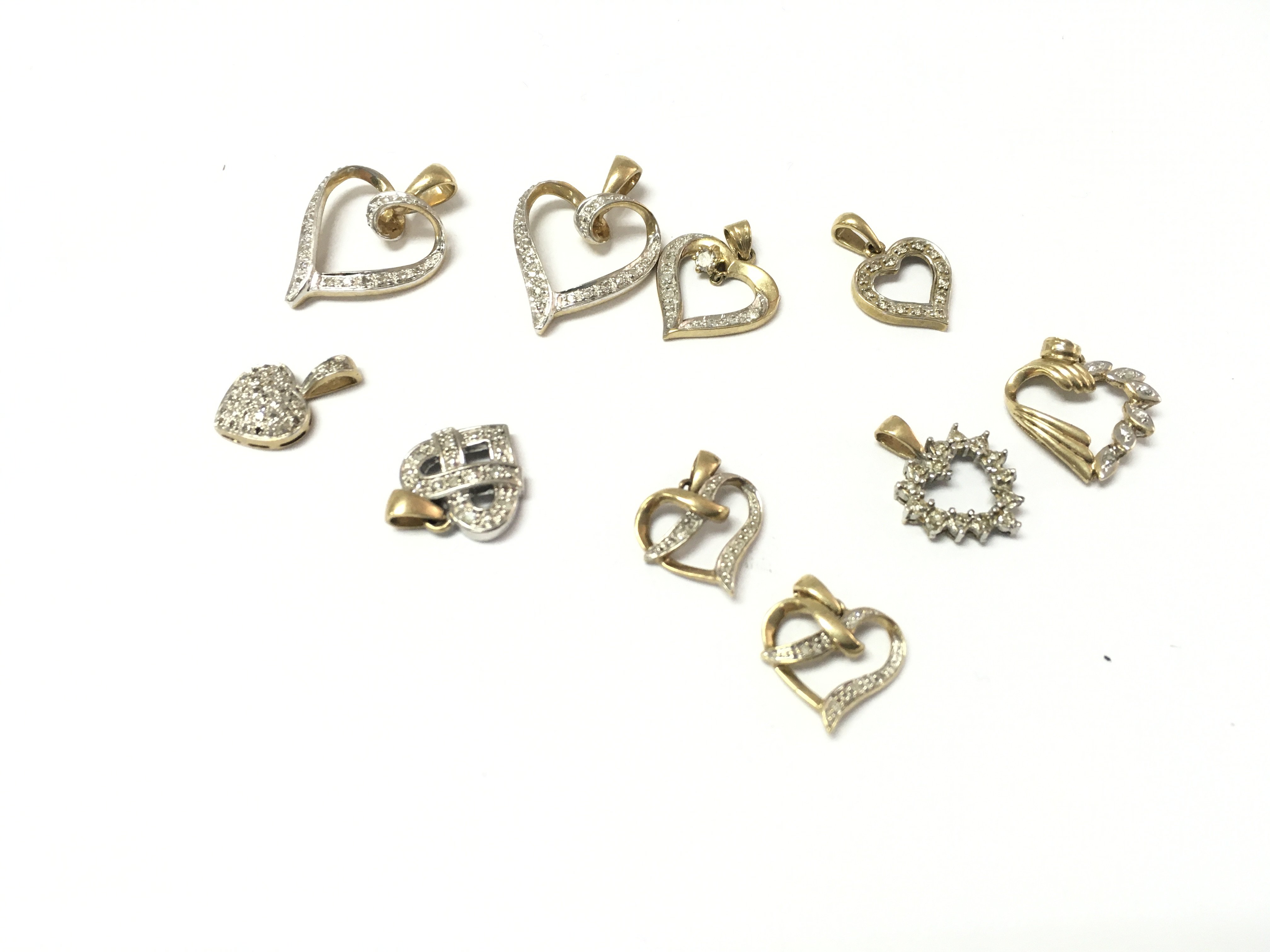 A collection of assorted 9ct gold heart pendants. 12.52g.
