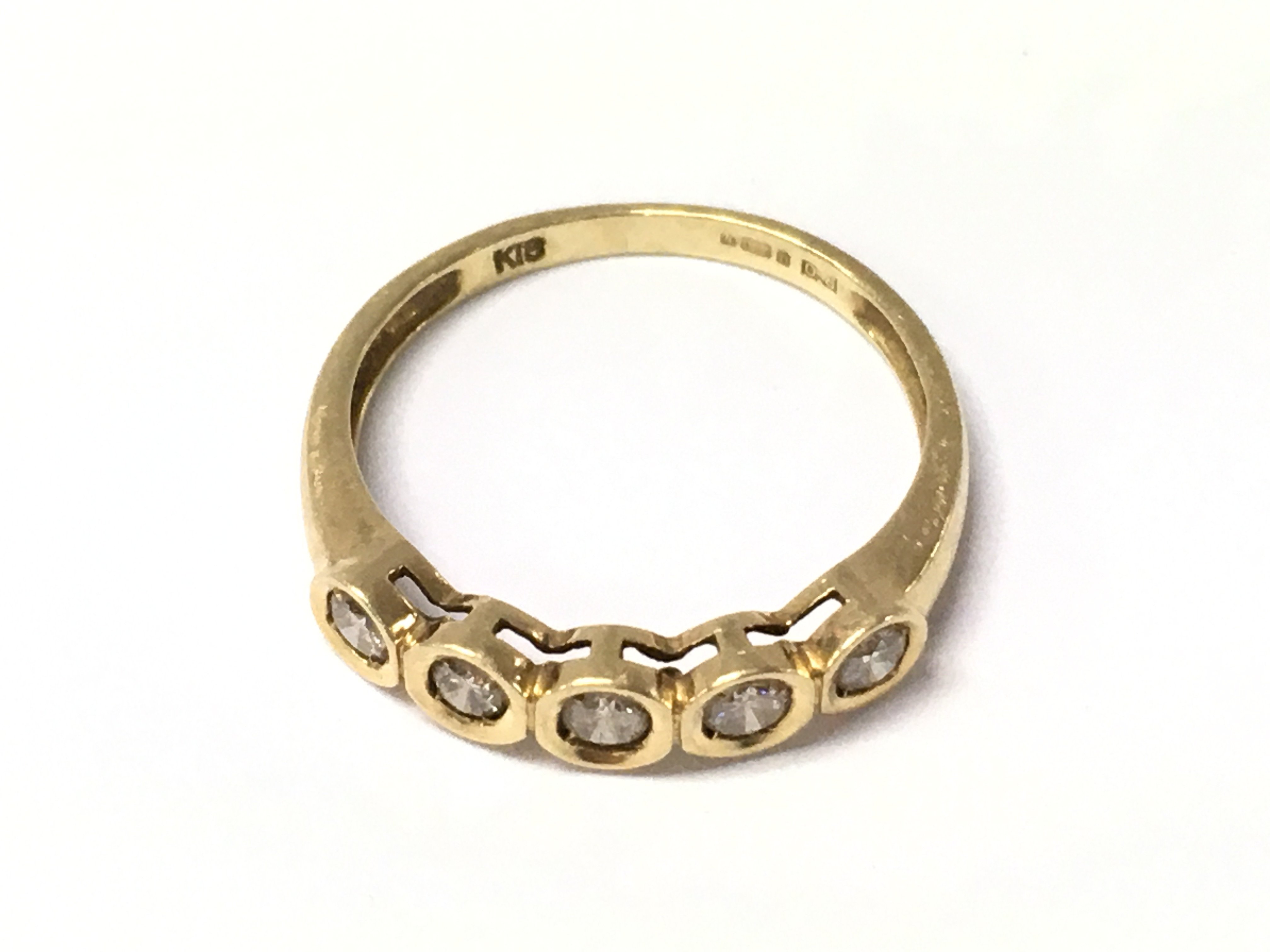 An 18ct gold 5 stone ring. Size M and 2.2g. Postage A
