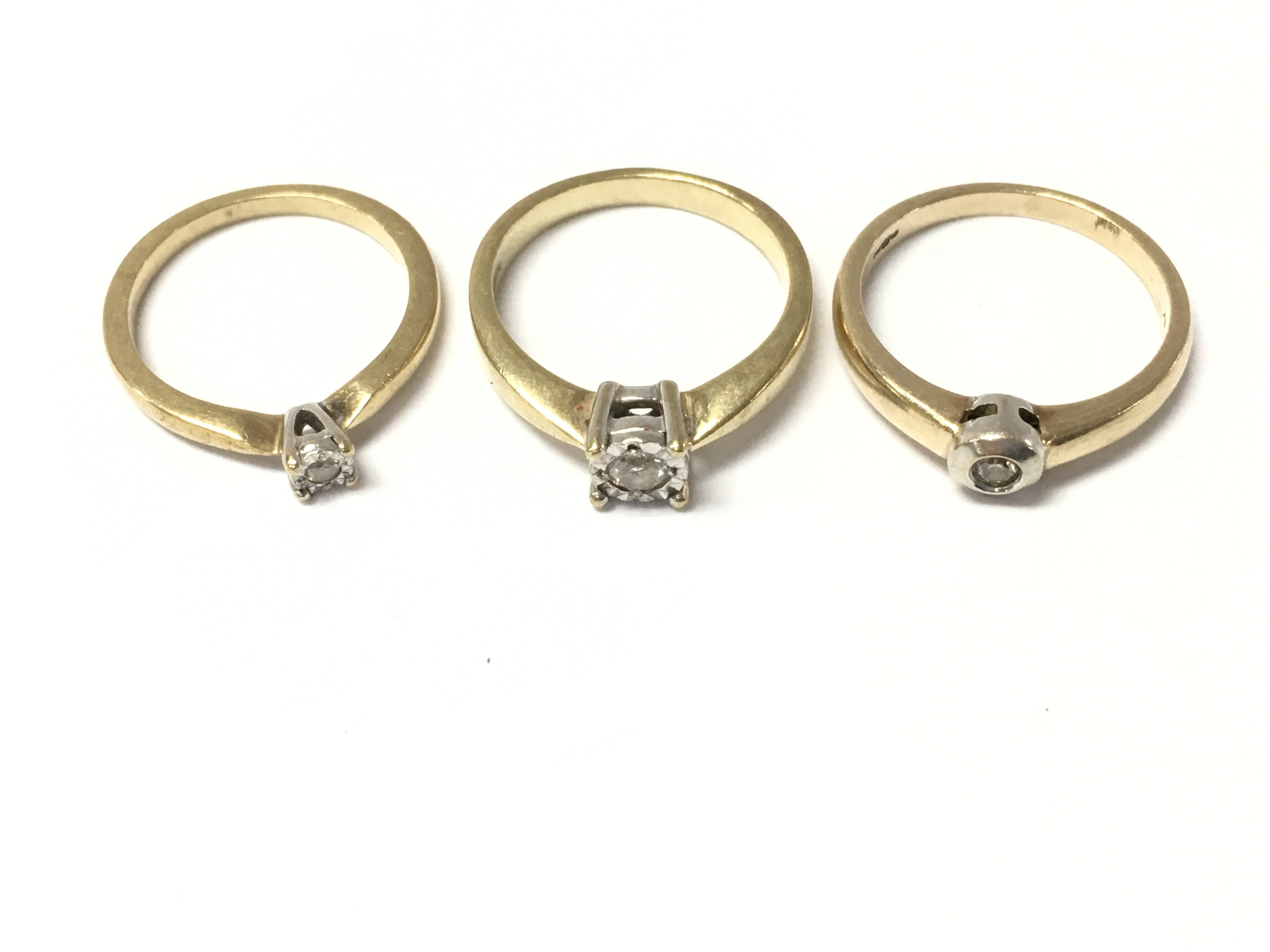 Three 9ct gold diamond solitaire rings. 7.6g