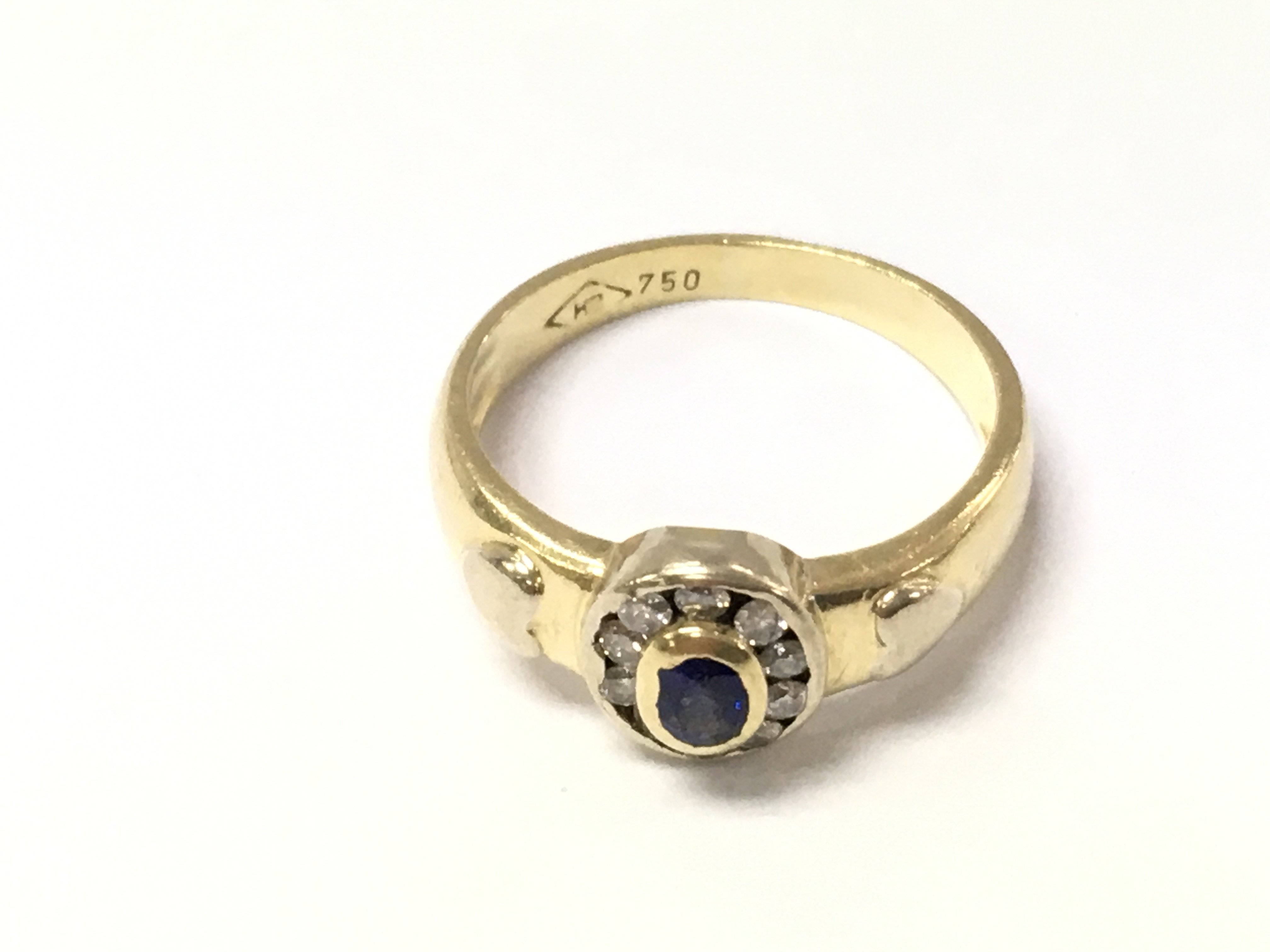 An 18ct gold sapphire and diamond cluster ring. Size K 3.9g