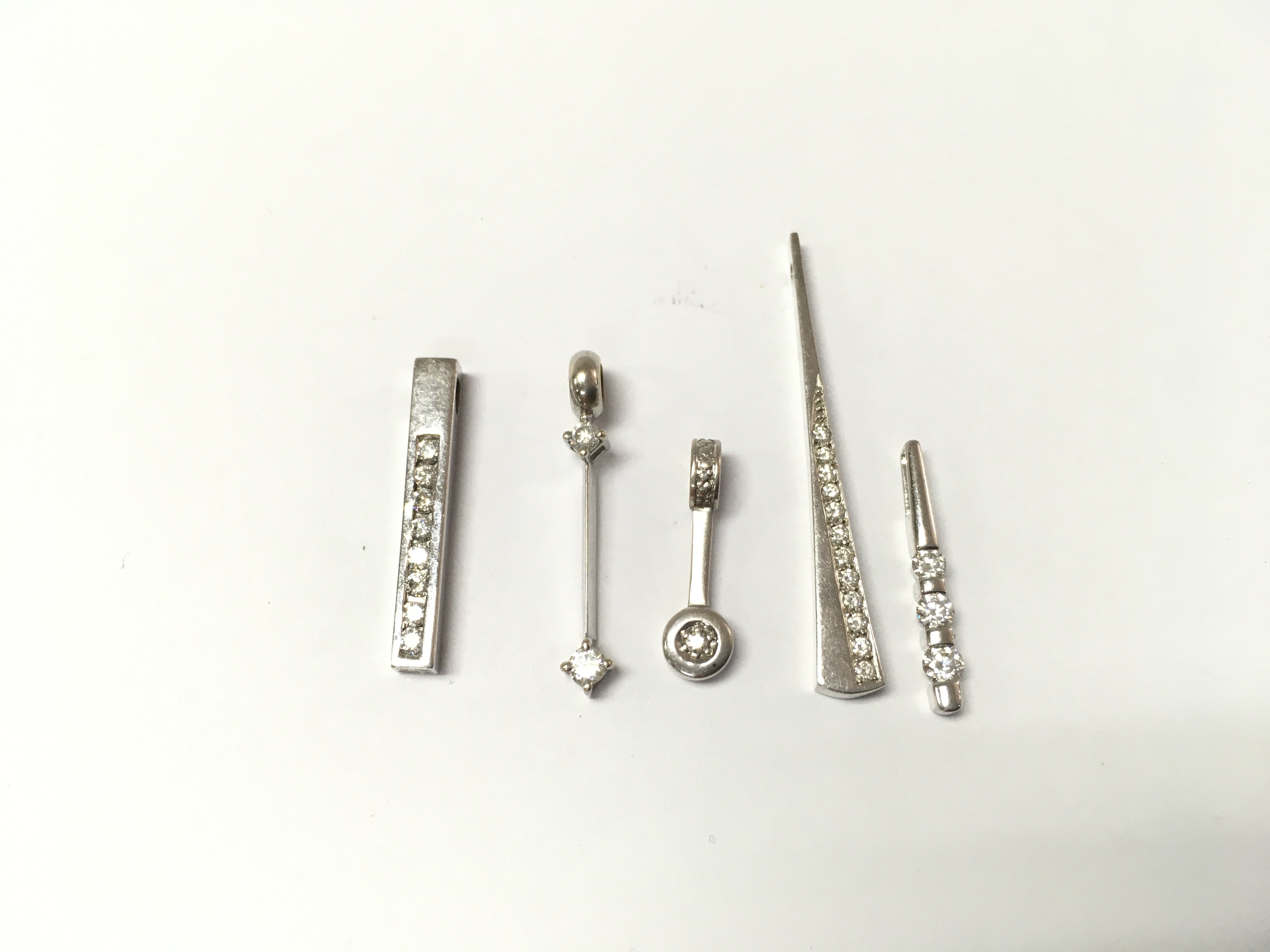 A collection of 5 18ct white gold diamond pendants. 8g
