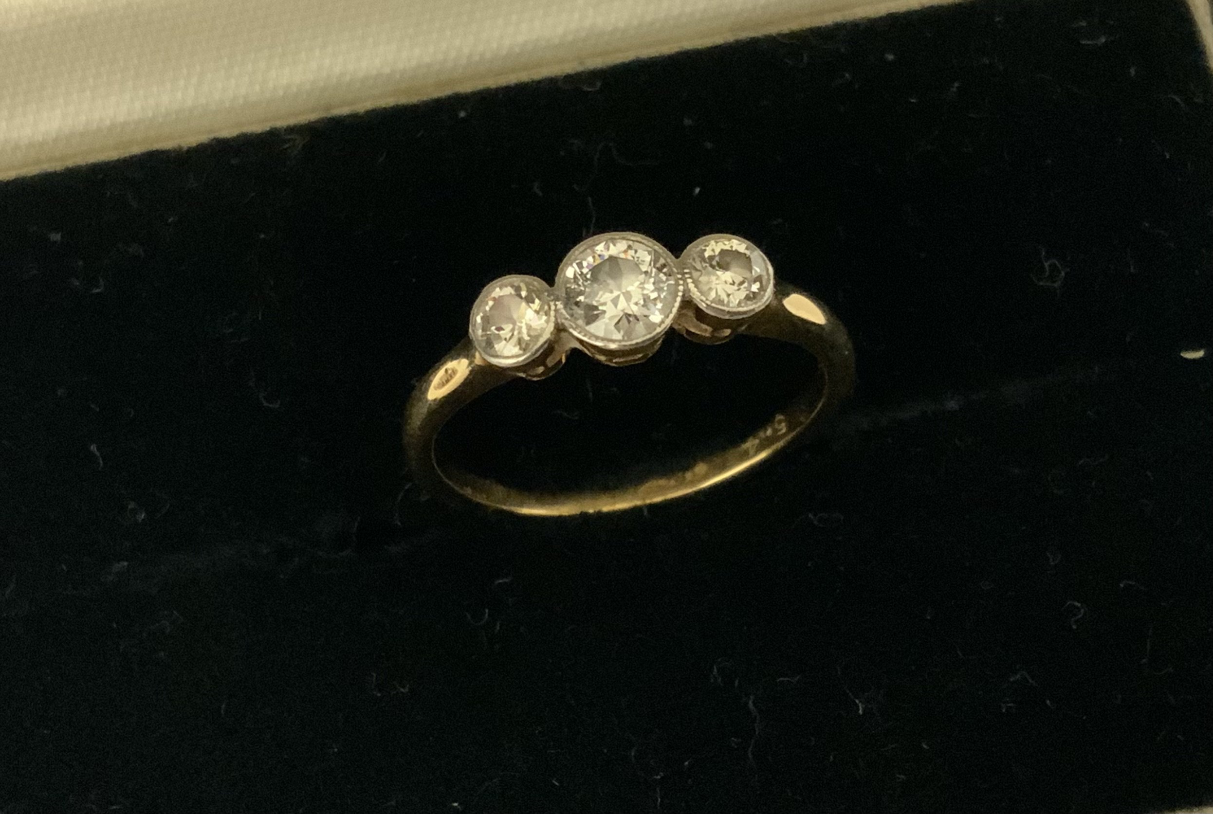 An 18ct gold 3 stone diamond ring, L.5 (A)