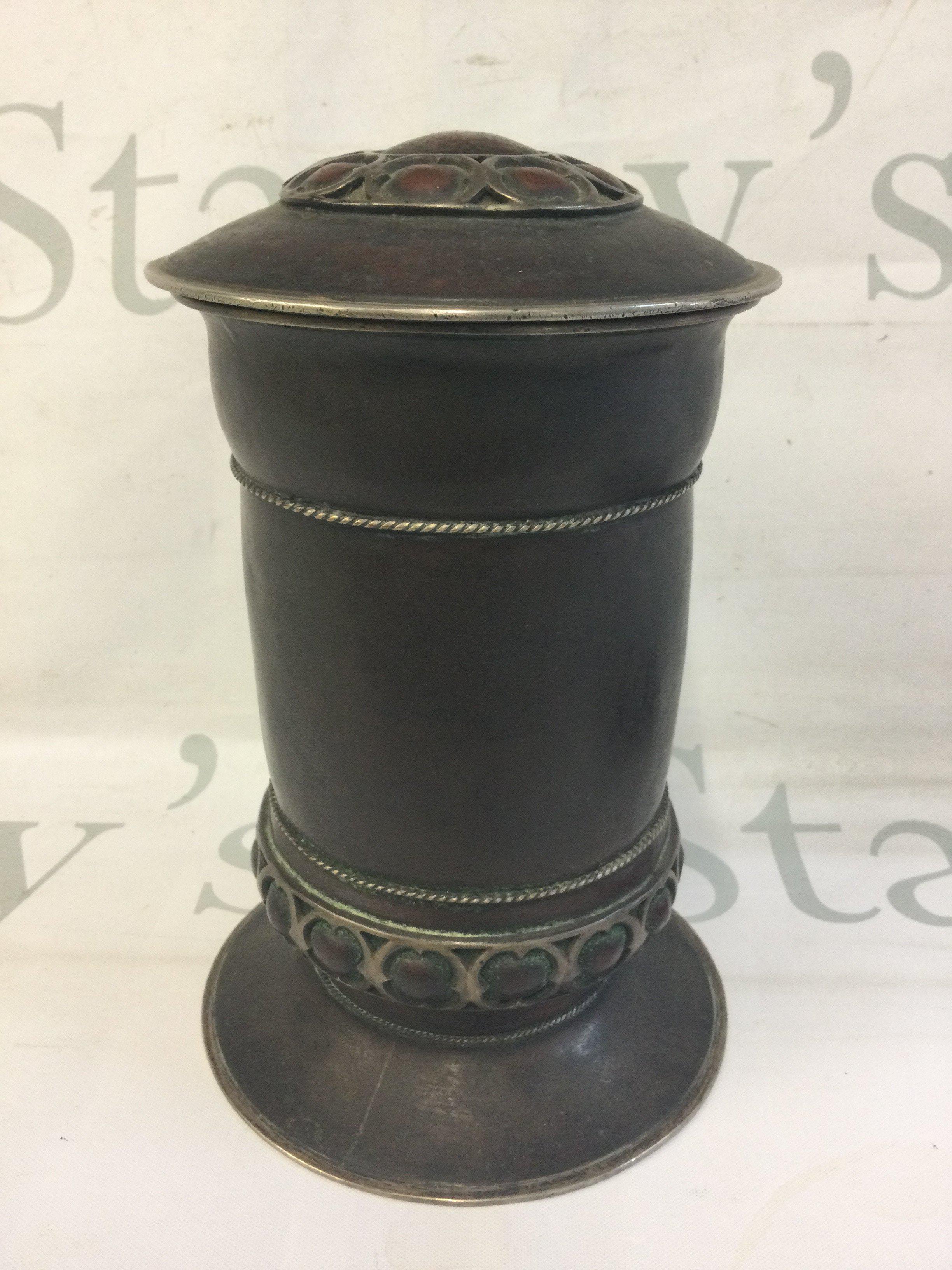 A William Haseler copper and silver jar and cover wit arts and crafts Influences 16 cm .