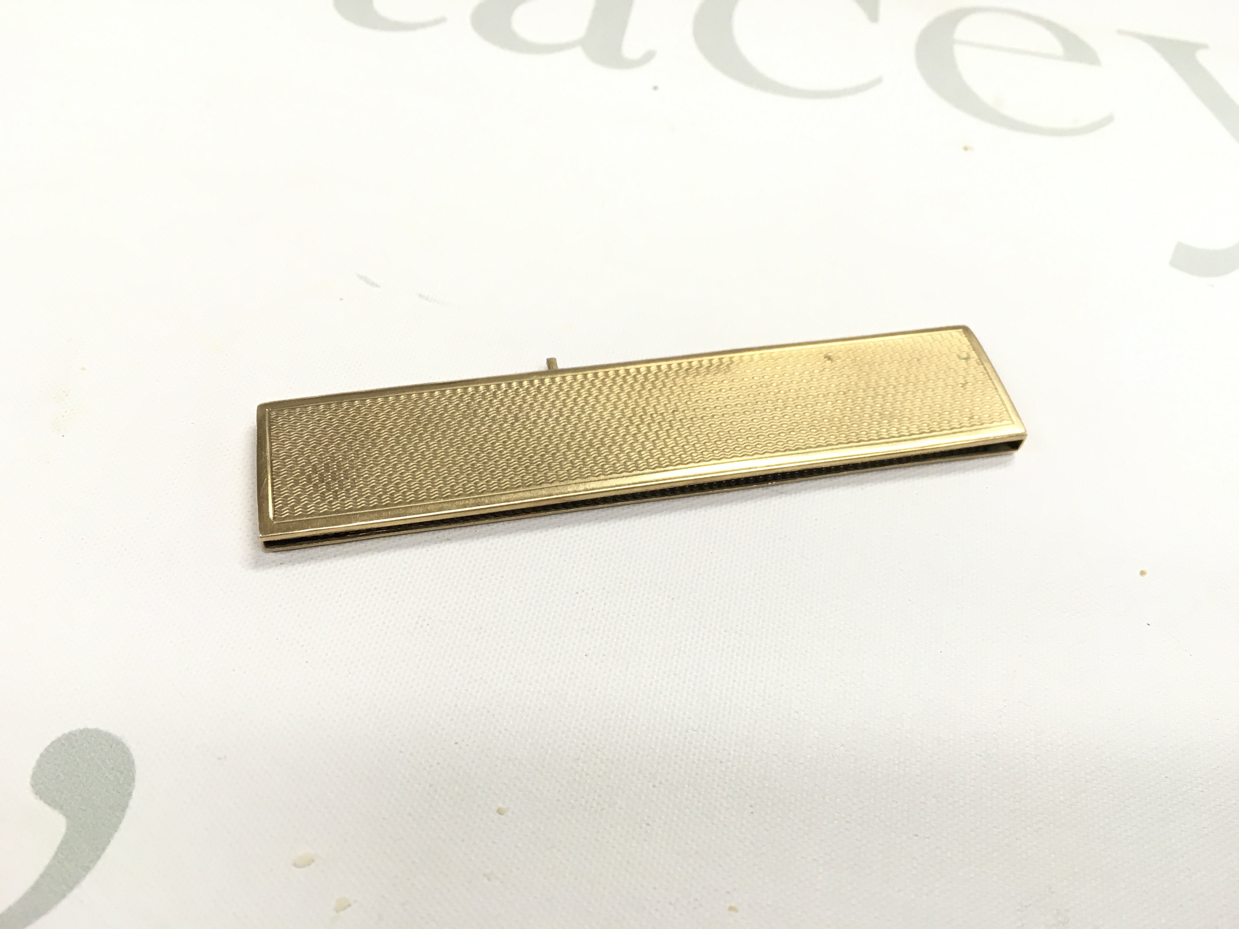 A 9ct gold cased comb.