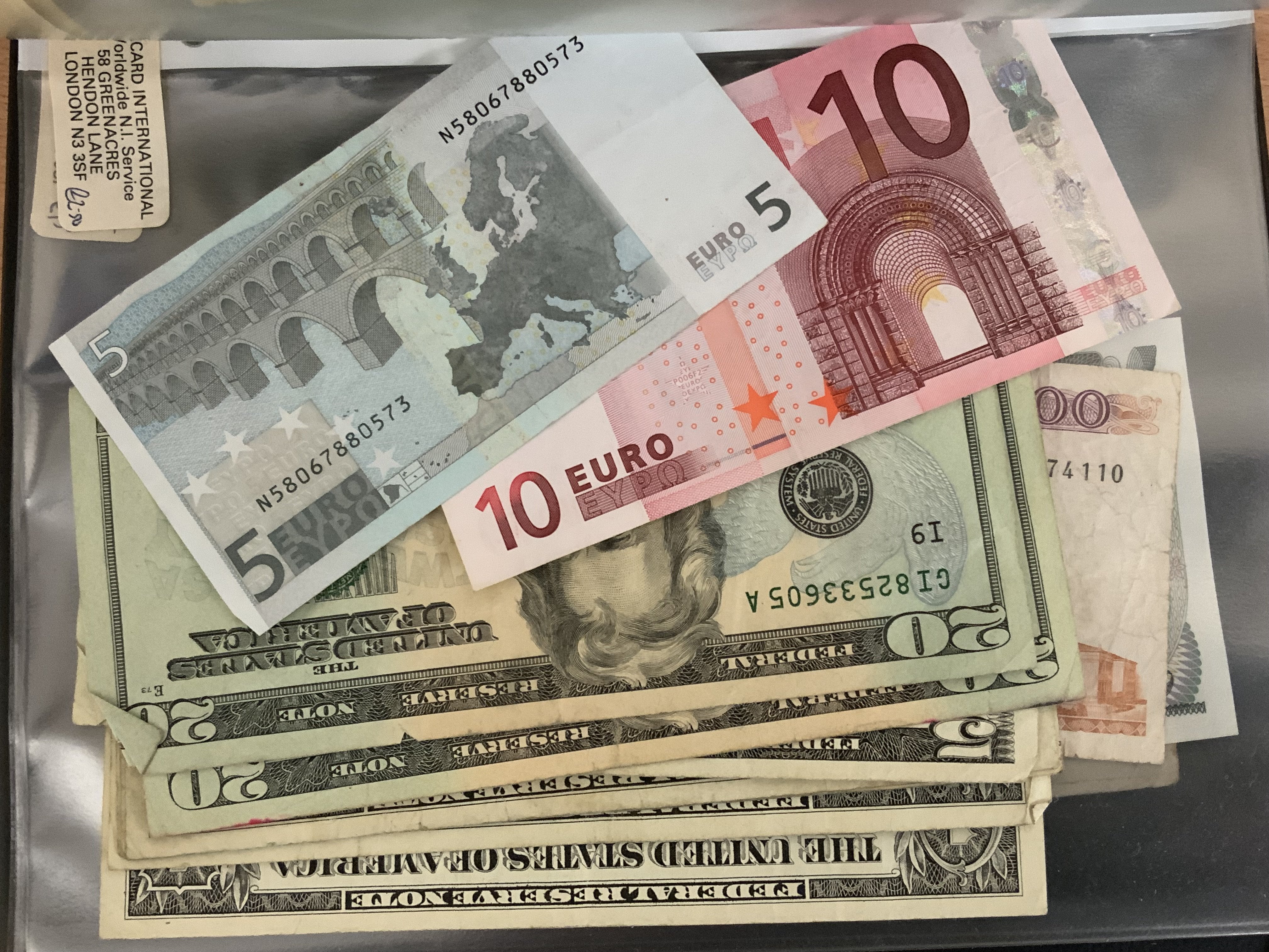 2 albums of world banknotes to include US Dollars, Current issue Sterling, Euro etc. (B)