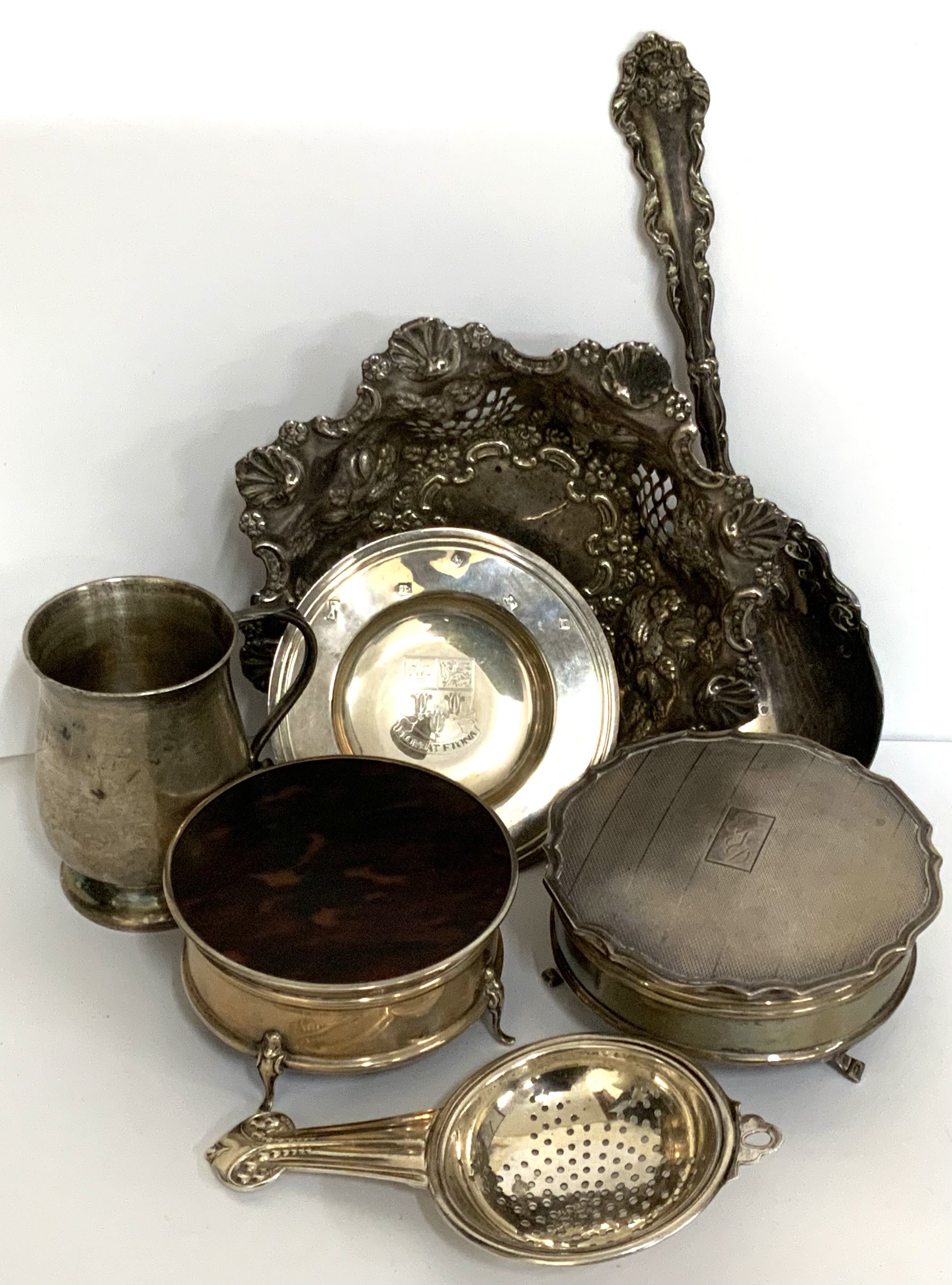 A small collection of hallmarked silver items to include 2 silver trinket boxes, Art Nouveau Bravingtons tea strainer, small hallmarked Armada dish, silver tankard, hallmarked pierced floral Bon Bon dish, Cigarette case. (C)