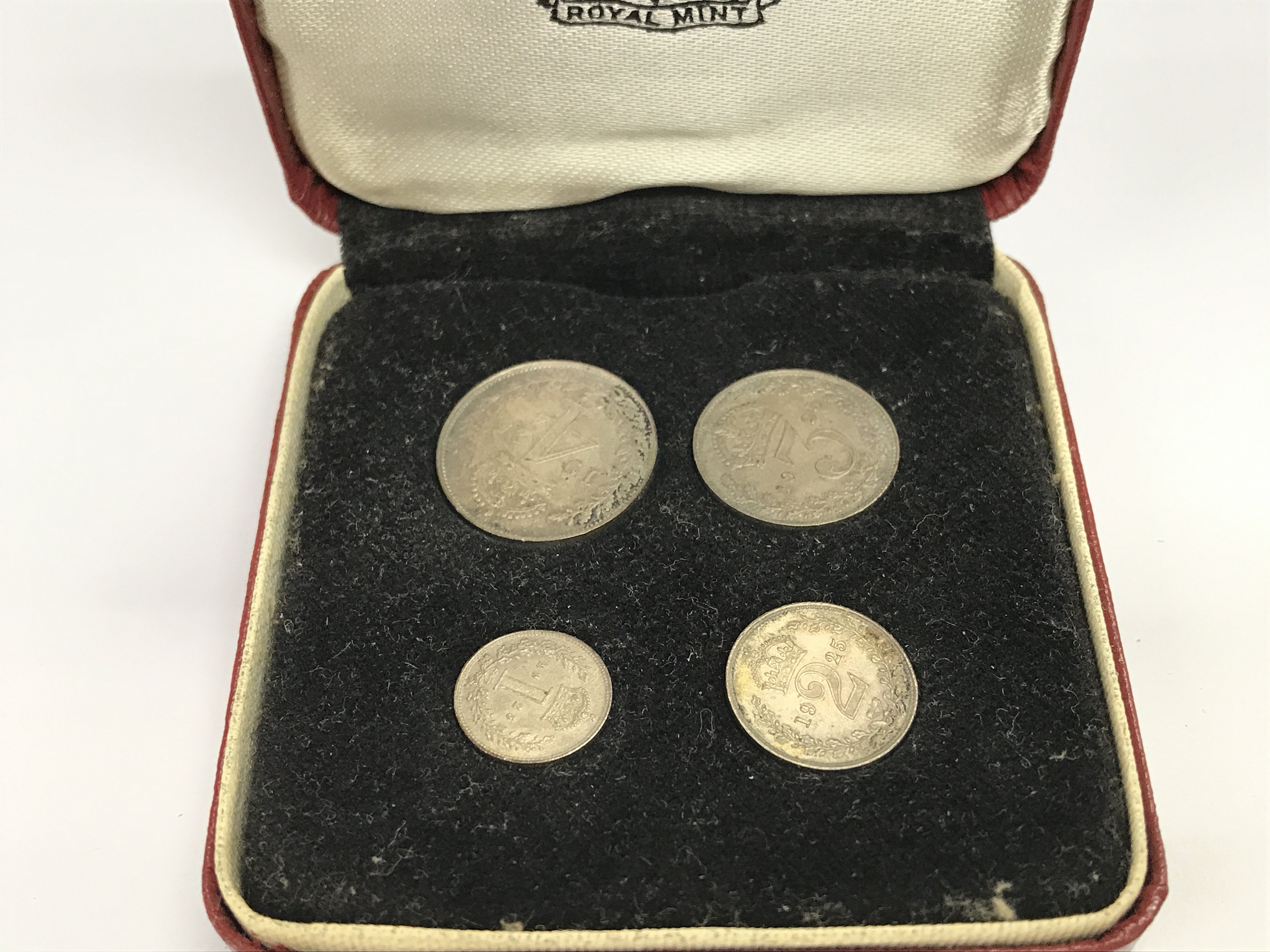 A cased 1925 maundy money set. Postage A