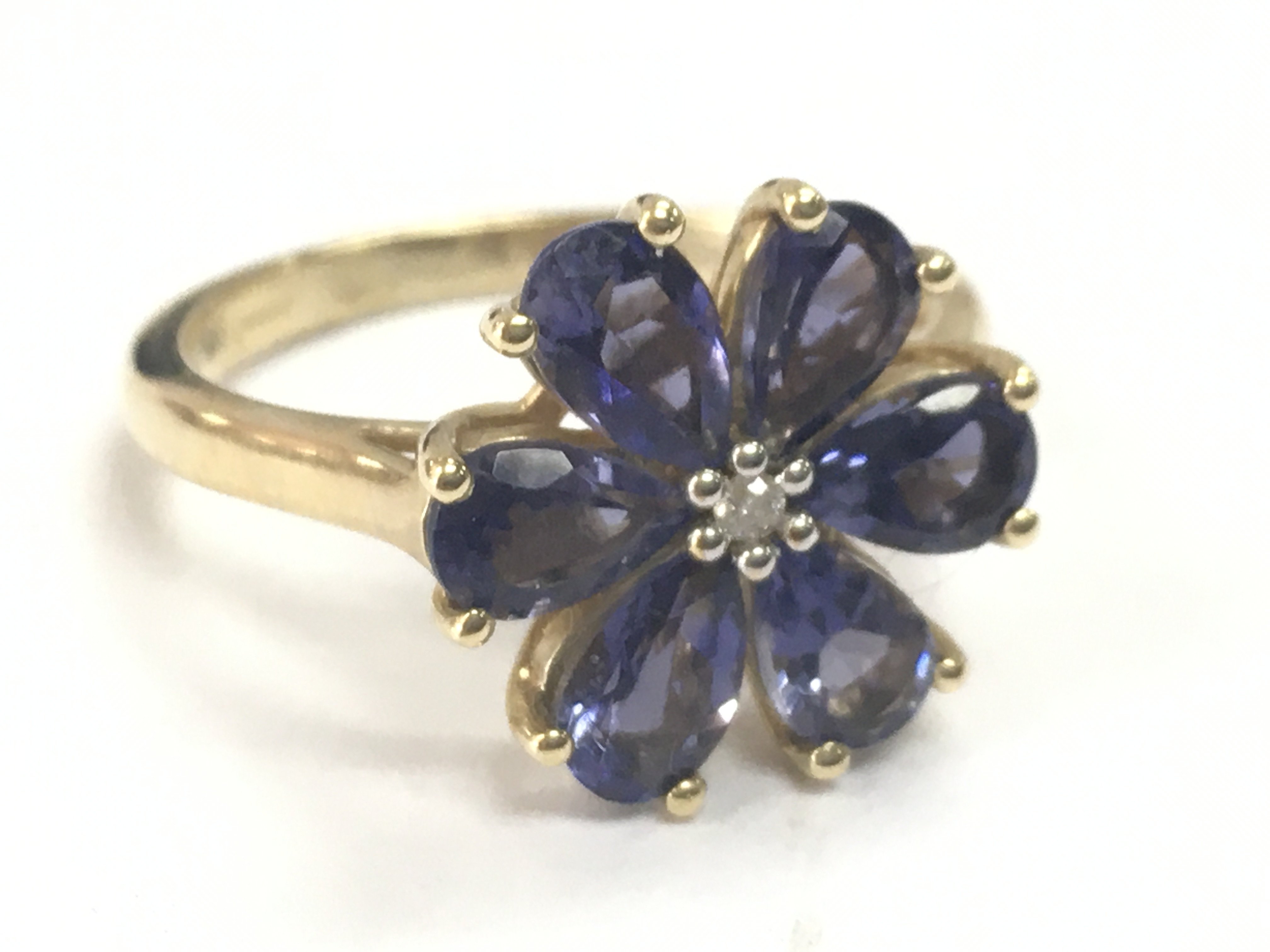 A 9 carat gold ring, 3.2g total weight. Postage category A