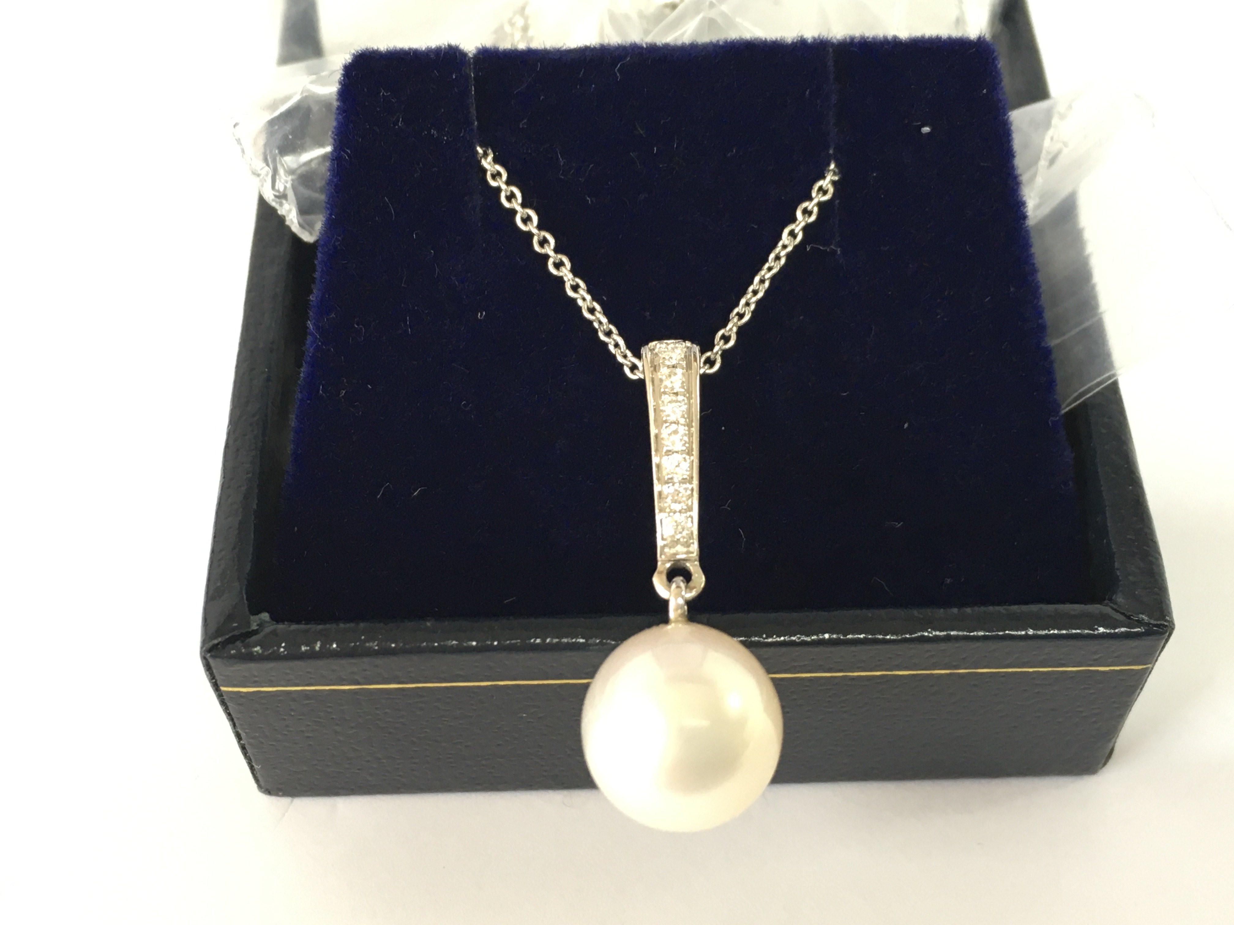 9ct white gold cultured pearl and diamond necklace. Diamonds 0.07ct. Postage B