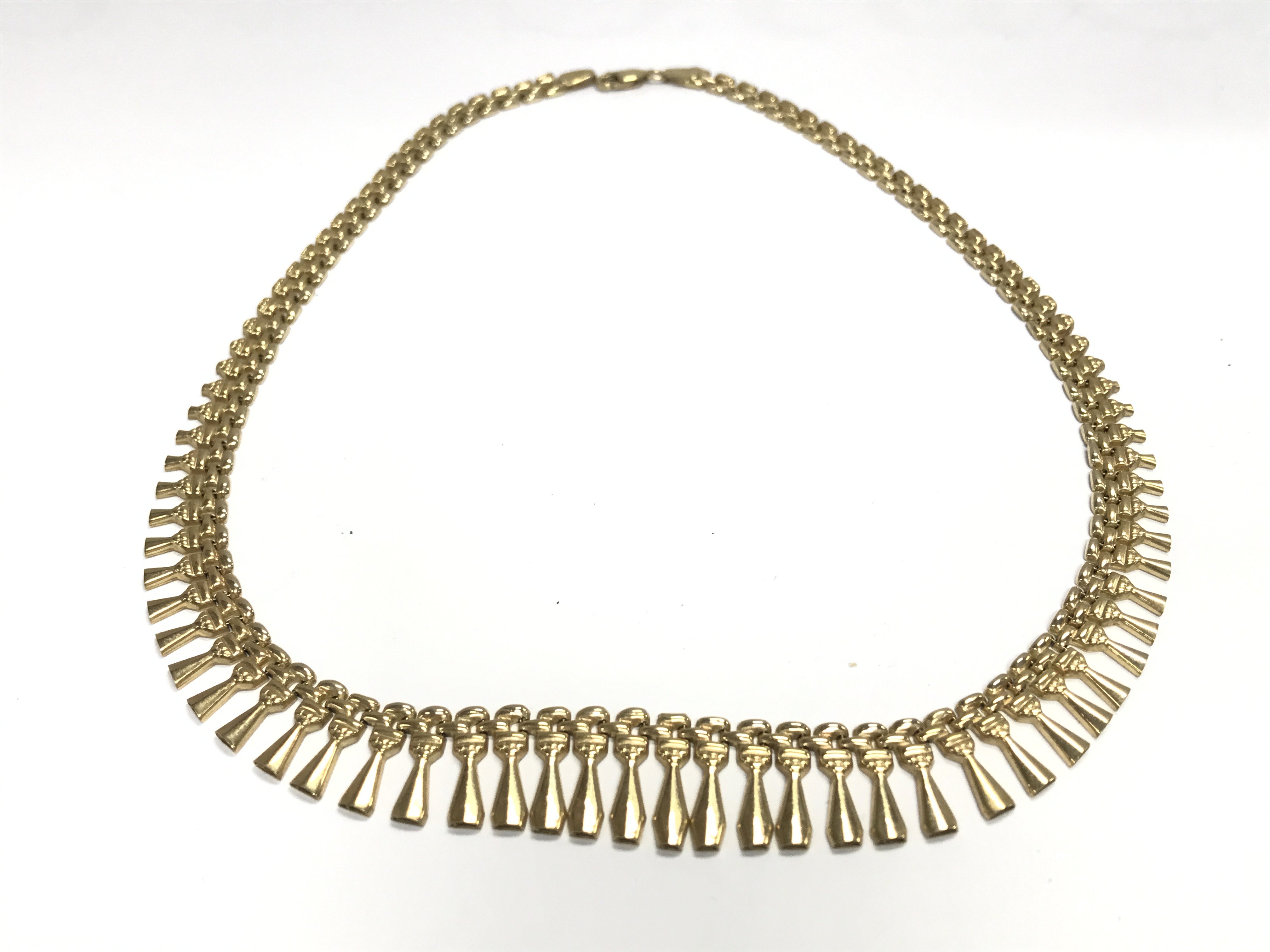 A 9ct gold necklace. Approximately 42cm long and 15.39g. Postage A