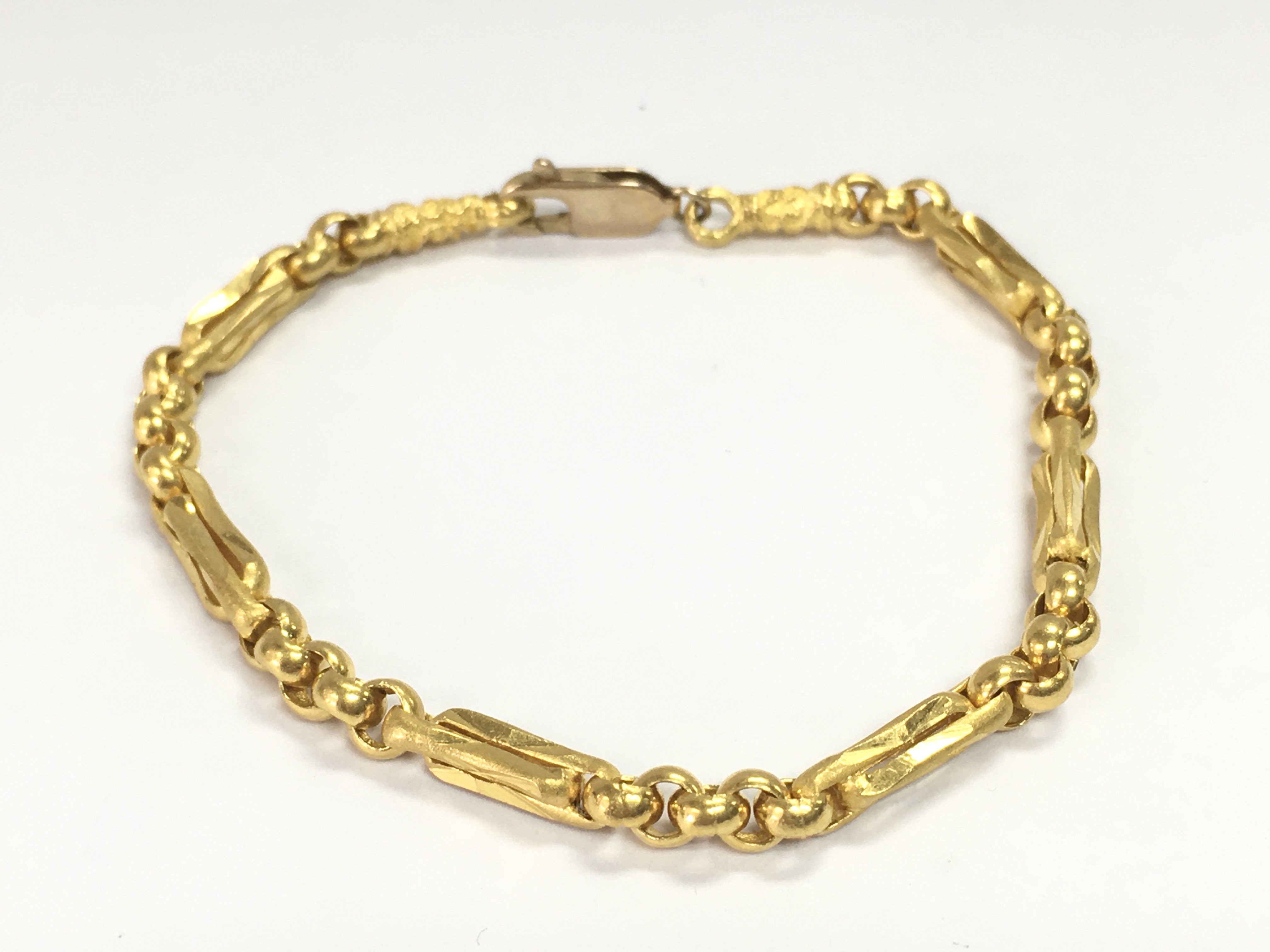 An unmarked high grade gold bracelet with an added 9ct gold clasp. 14.45g