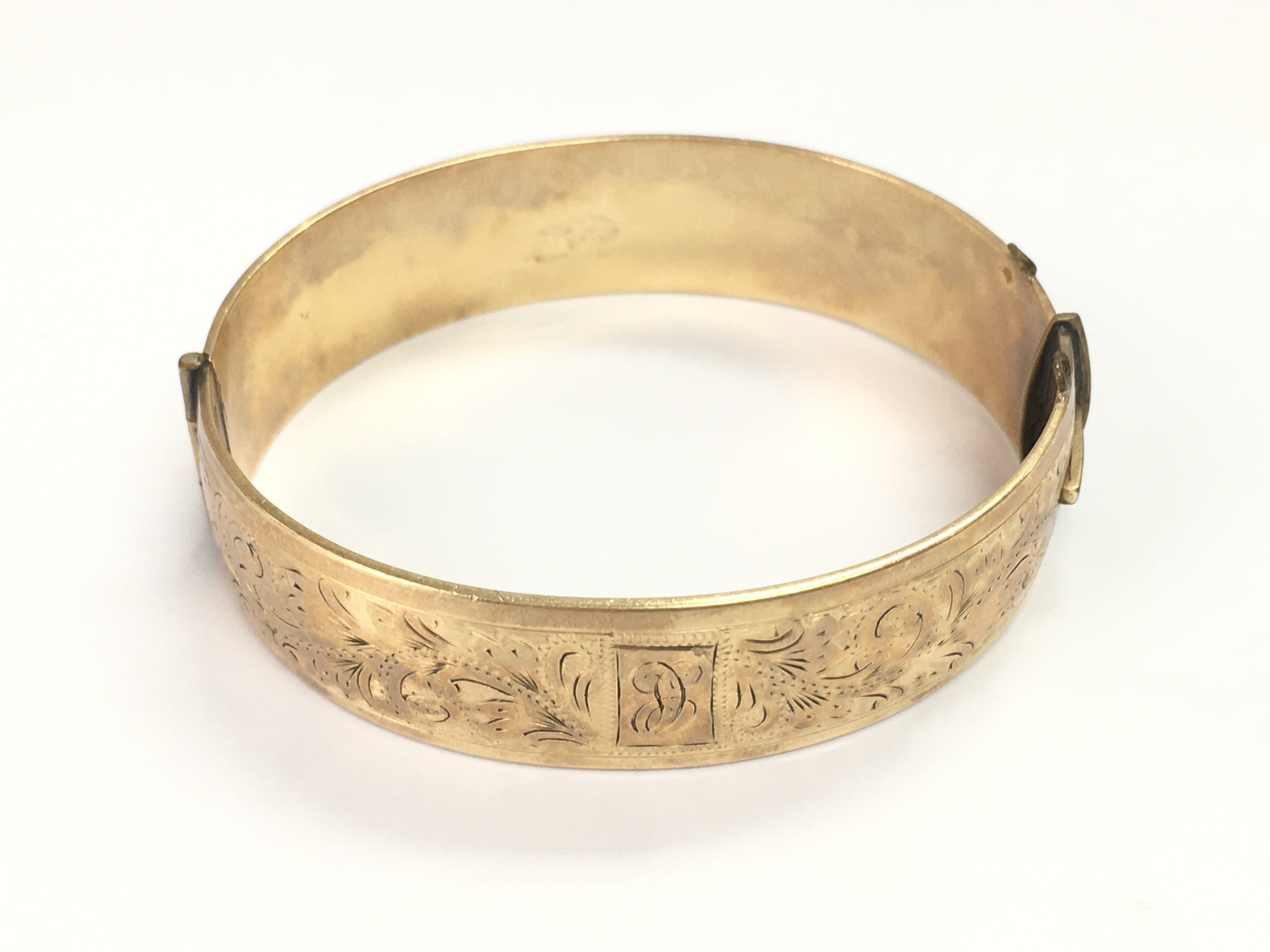 A 9ct gold metal core bangle.