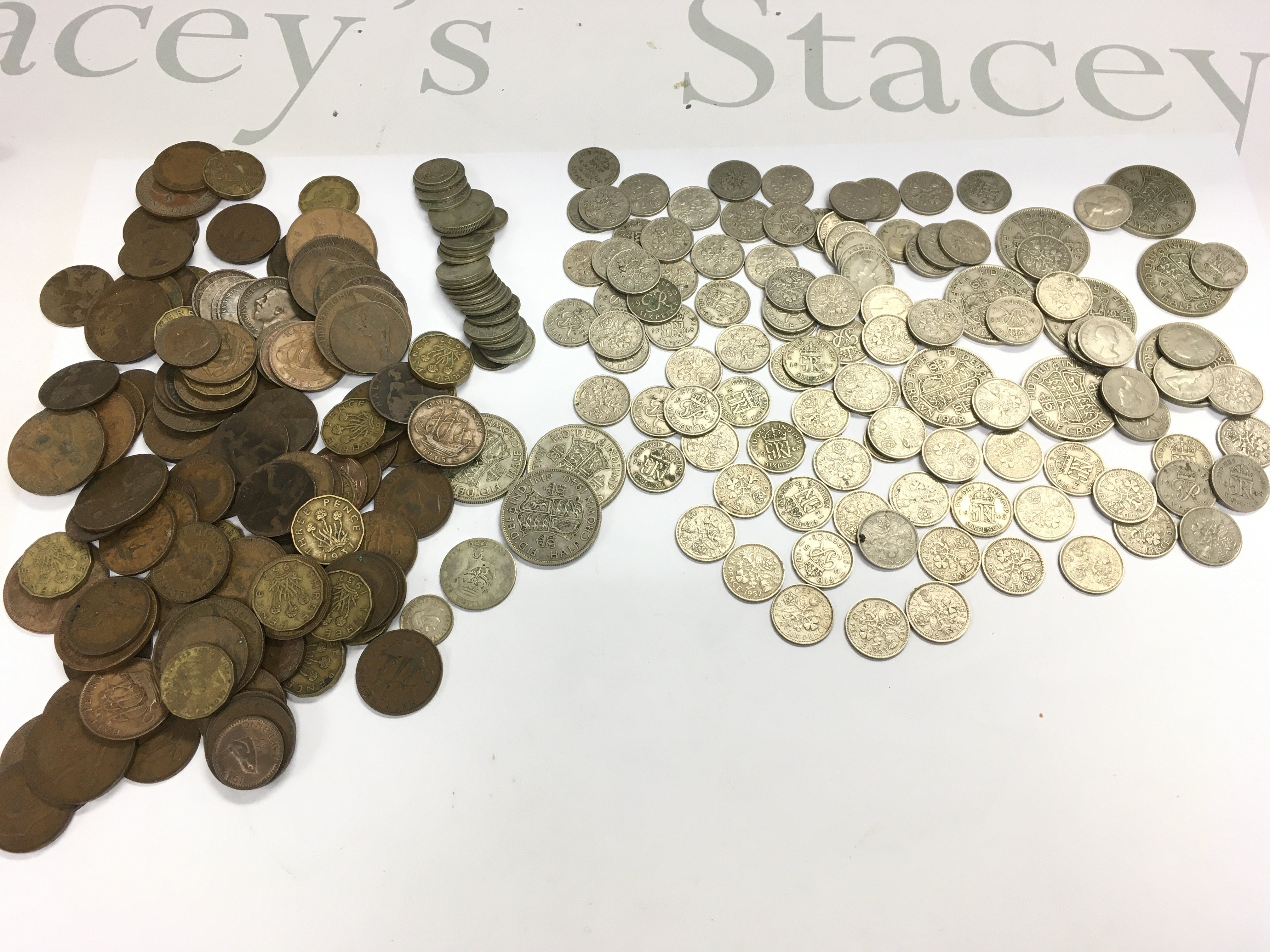 A collection of circulated coinage including approximately 120g of pre 1946.