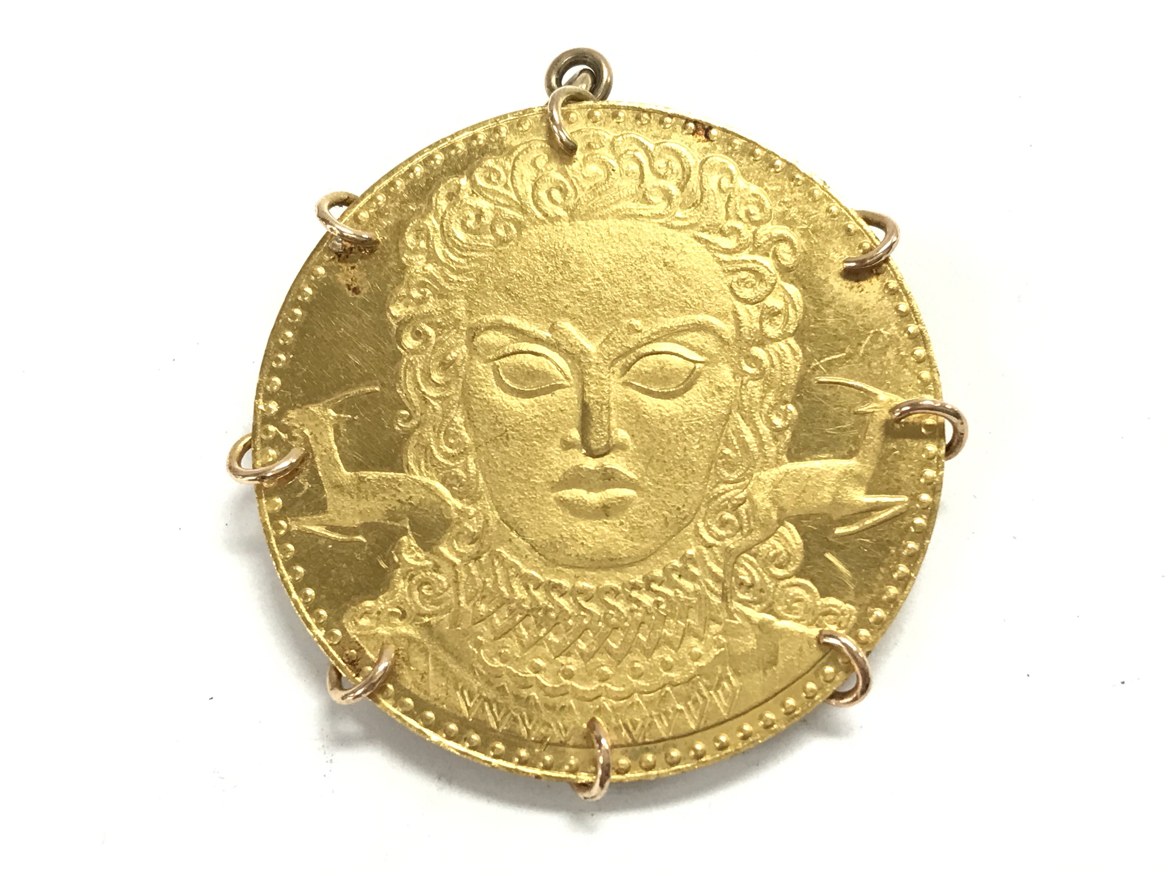 A high carat gold commemorative coin in mount that can be pendant or brooch. 17.94g. Postage B