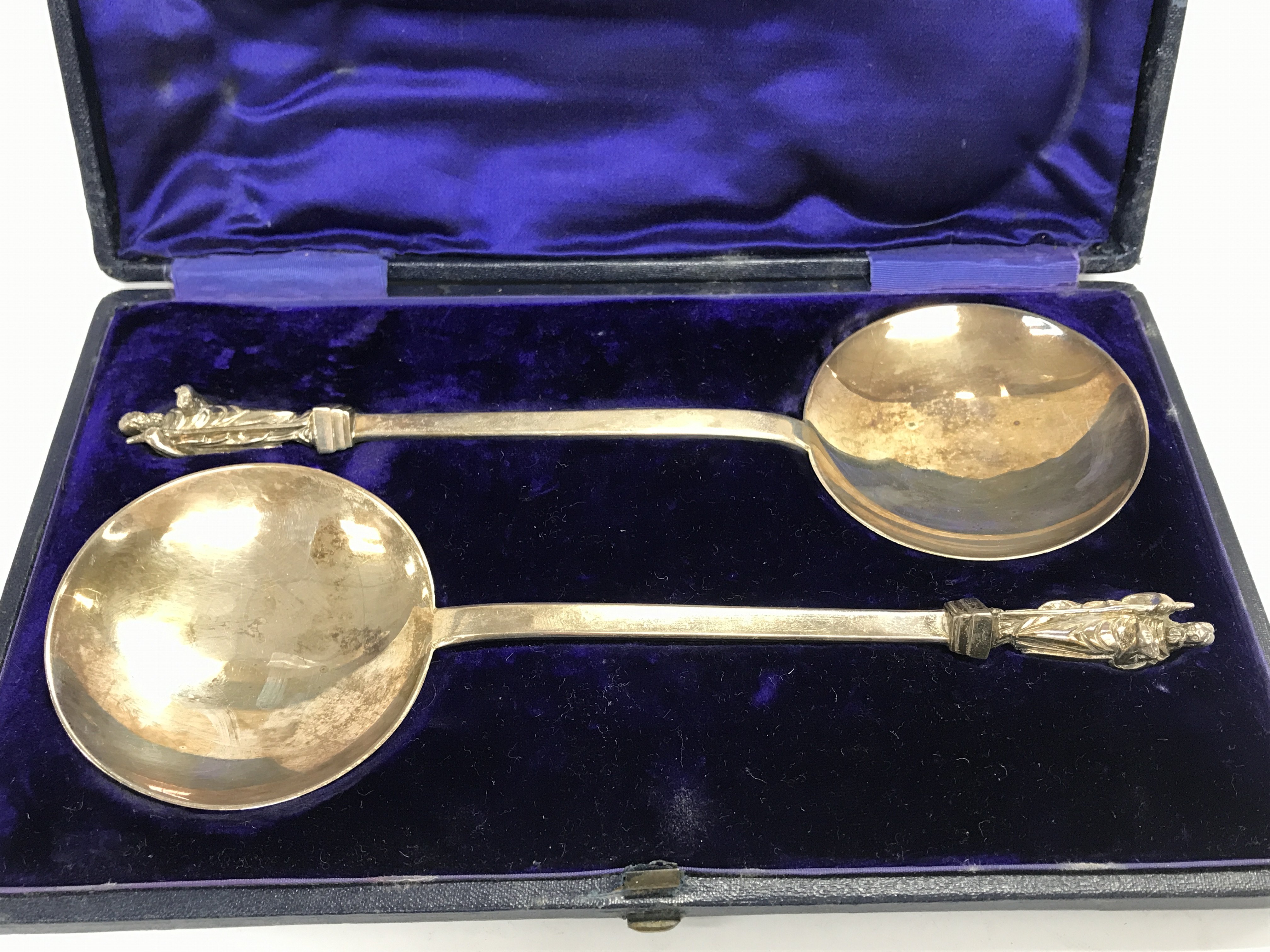 A pair of cased silver spoons hallmarked Sheffield 1875. 175g