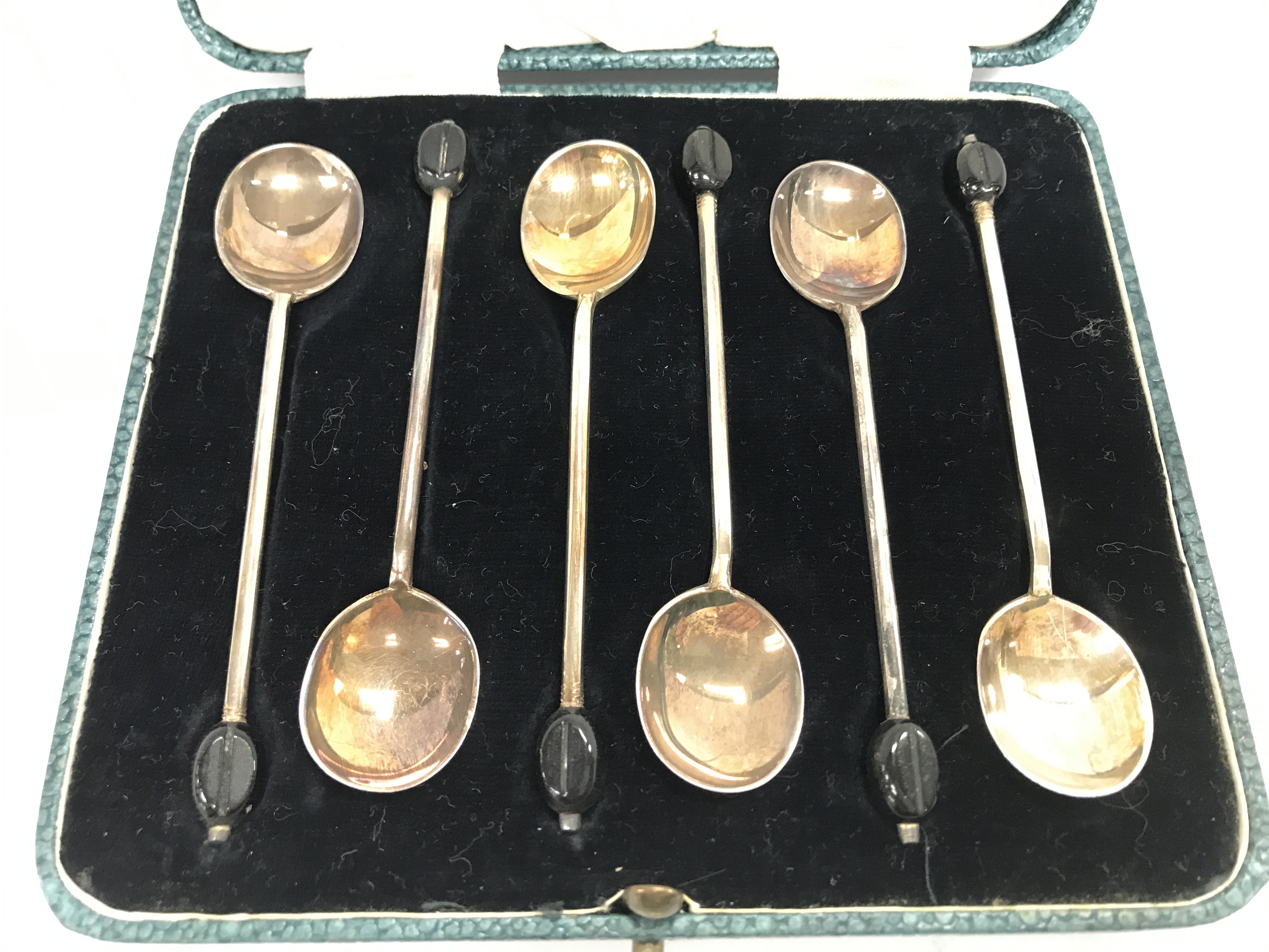 A cased set of silver coffee spoons. Approximately 50g Postage B