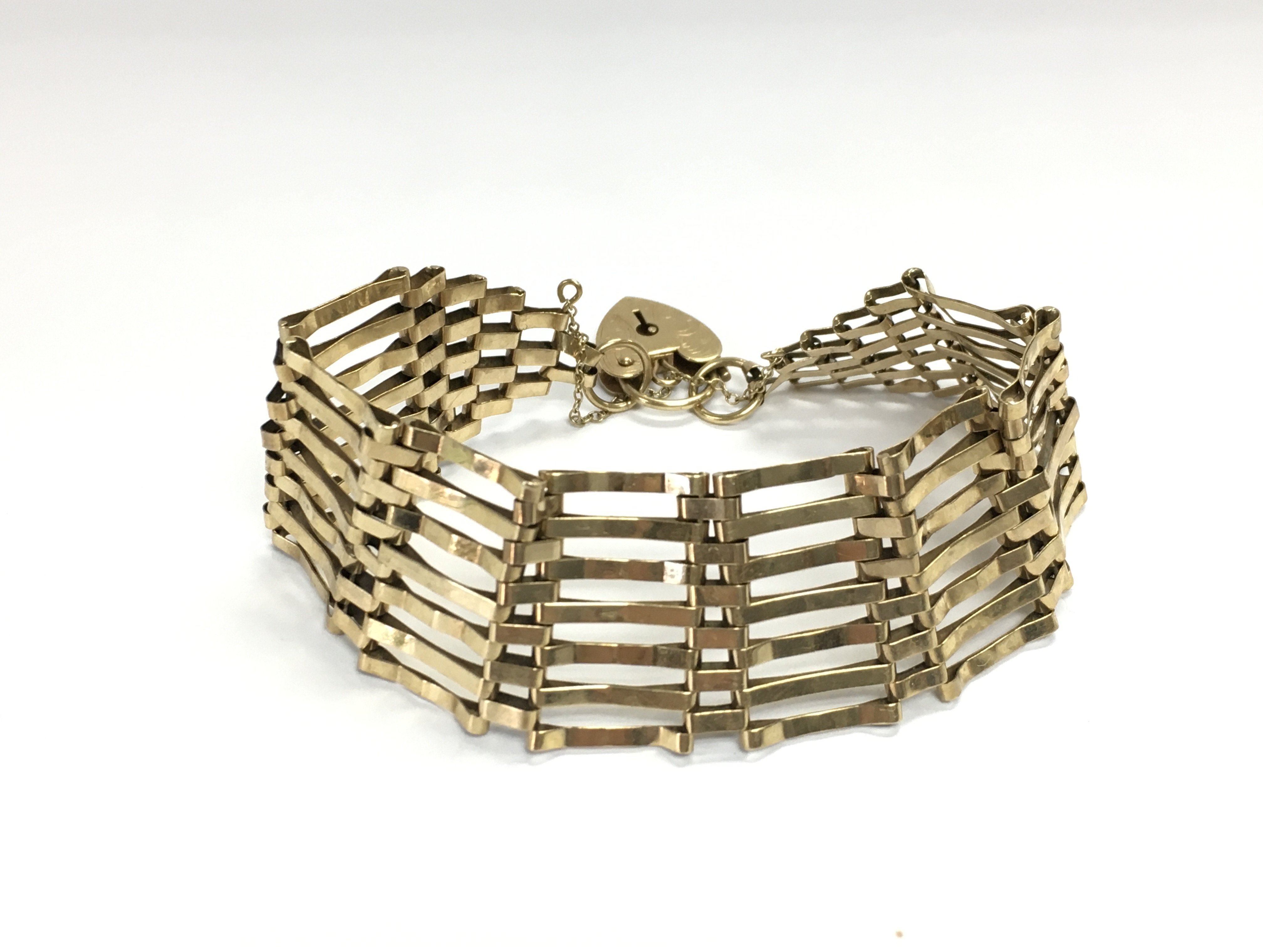 A 9ct gold gate bracelet. 13.42g Postage B