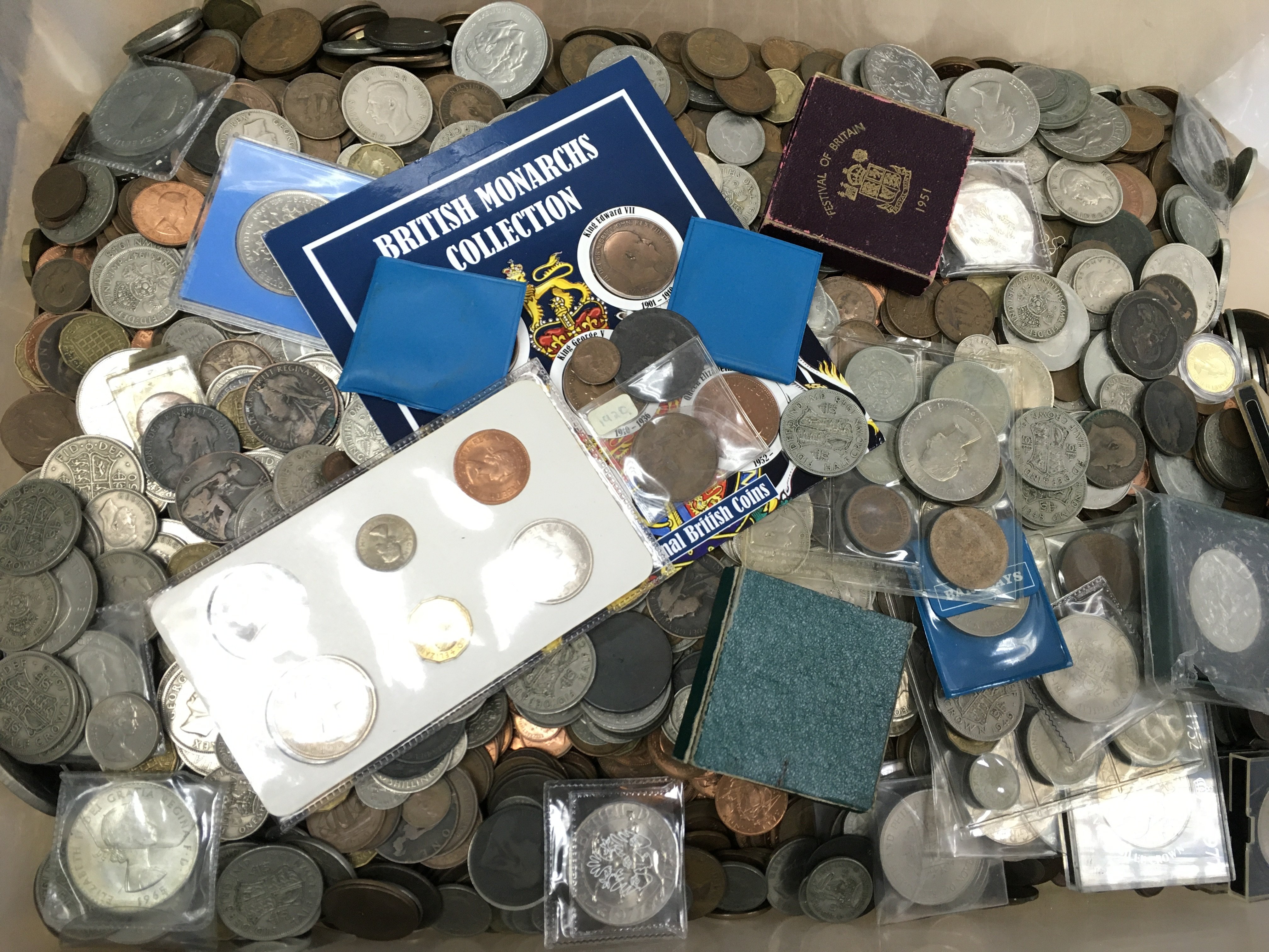 A large collection of approximately 30kg of British circulated coinage.