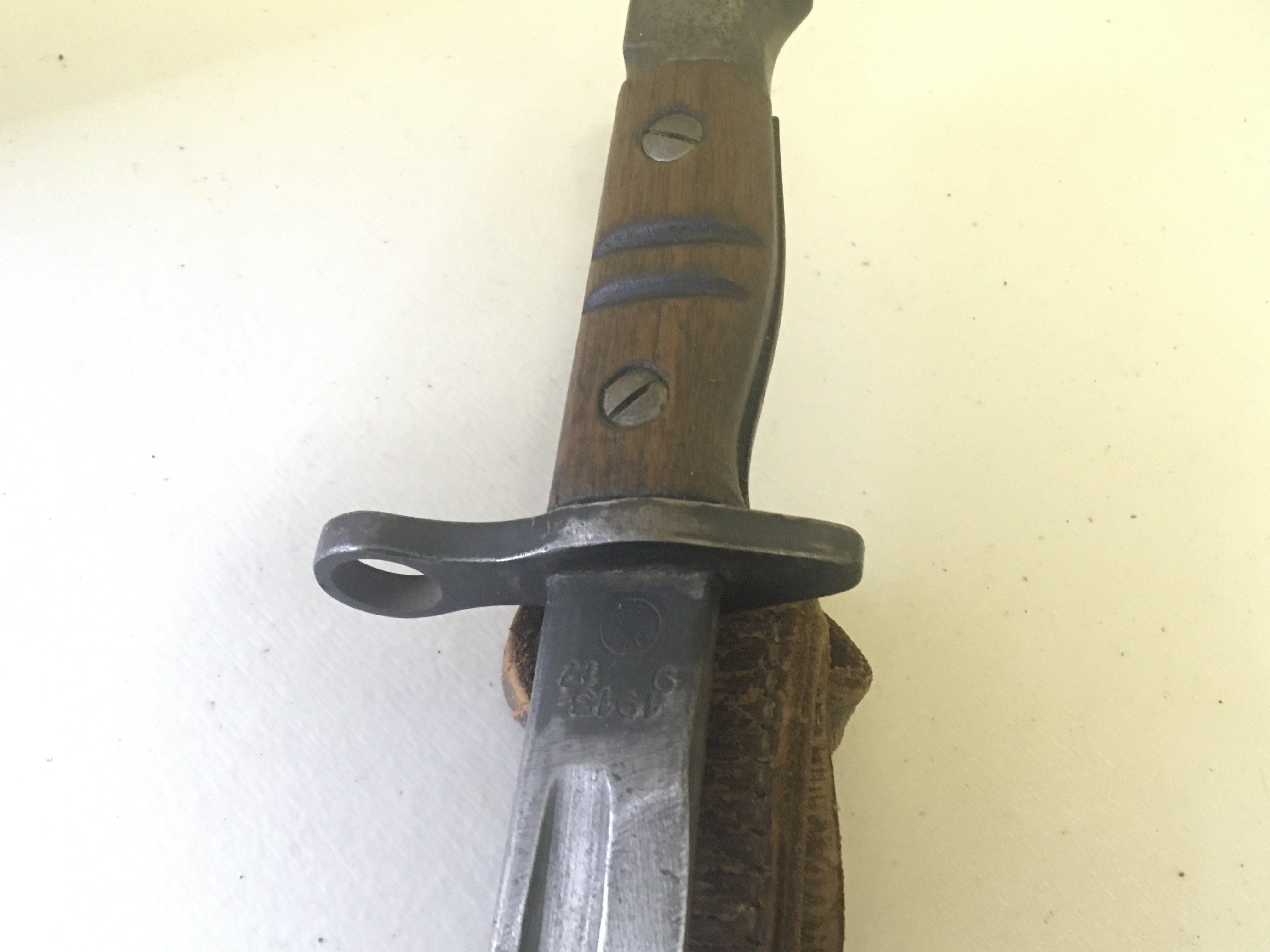 A good example of I world war Bayonet maker Remington stamped 1913 with leather frog attachment. NO RESERVE