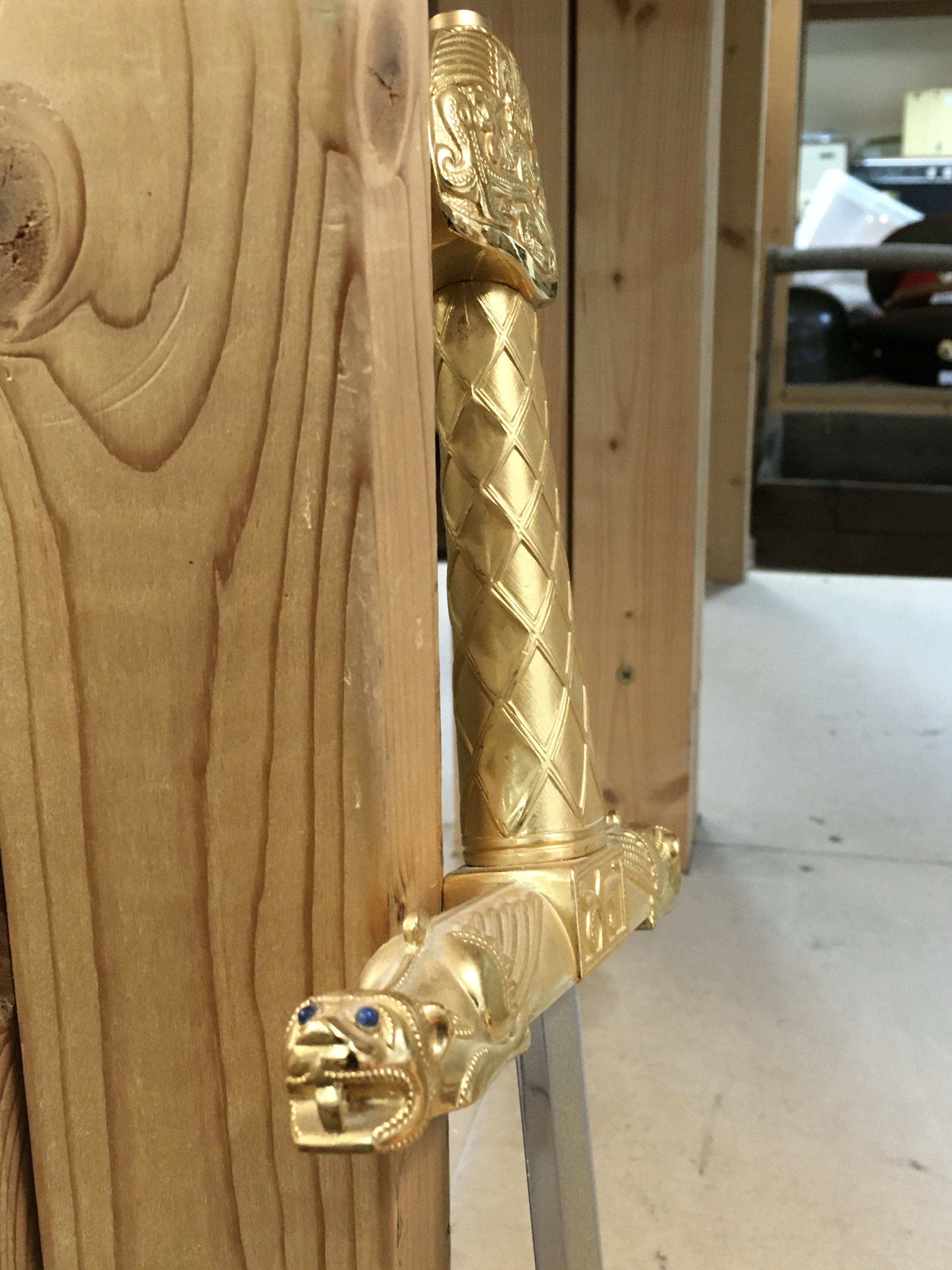 A replica Sword of Charlemagne with a wooden display board. With Certificate of authenticity.Sword total length 98cm long. The original sword is a traditional coronation sword of France, once attributed to the great Emperor Charlemagne. This lot cannot be posted