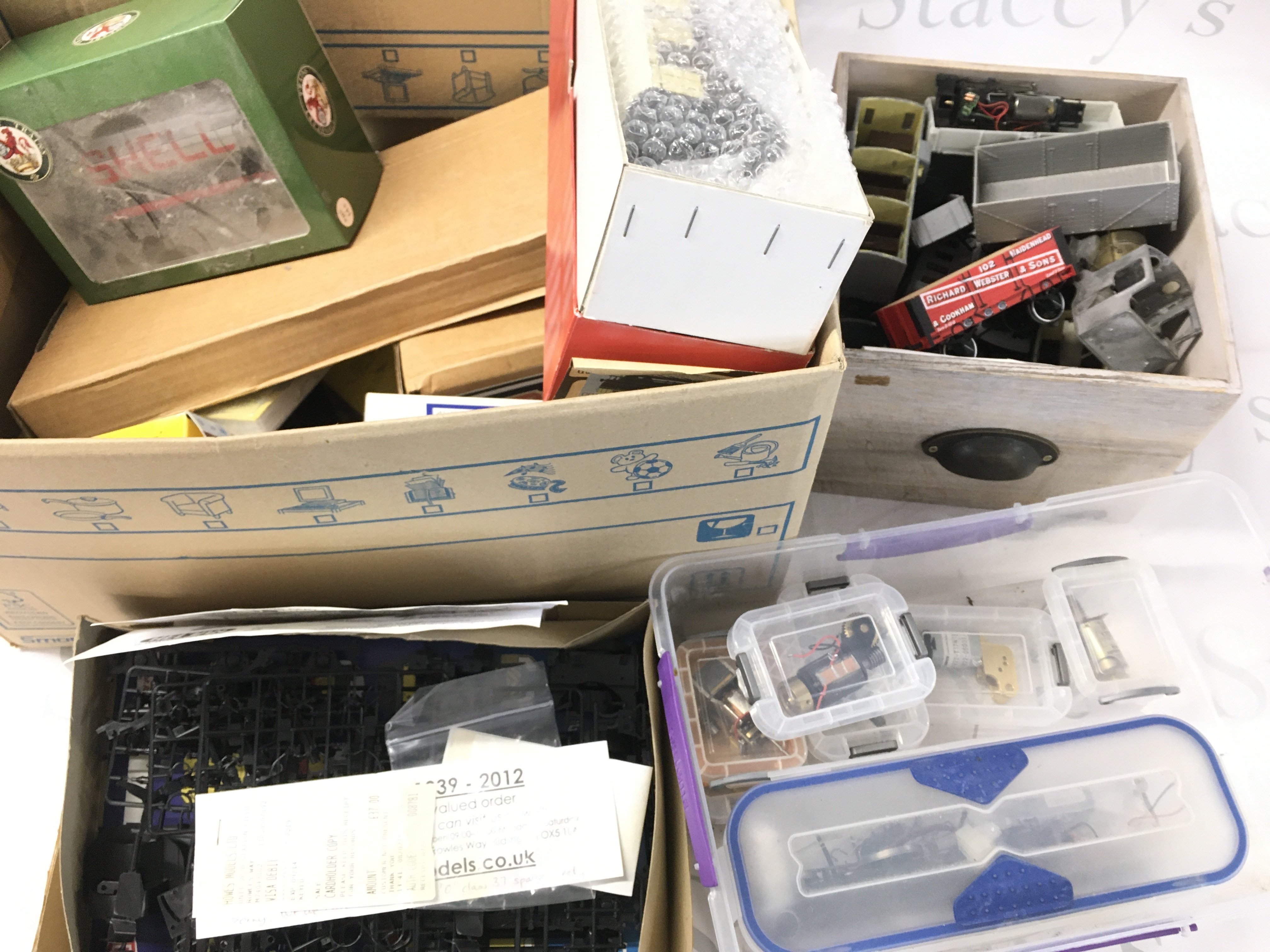 A Collection of 0 And 00 Gauge Kits And Spares No Reserve.