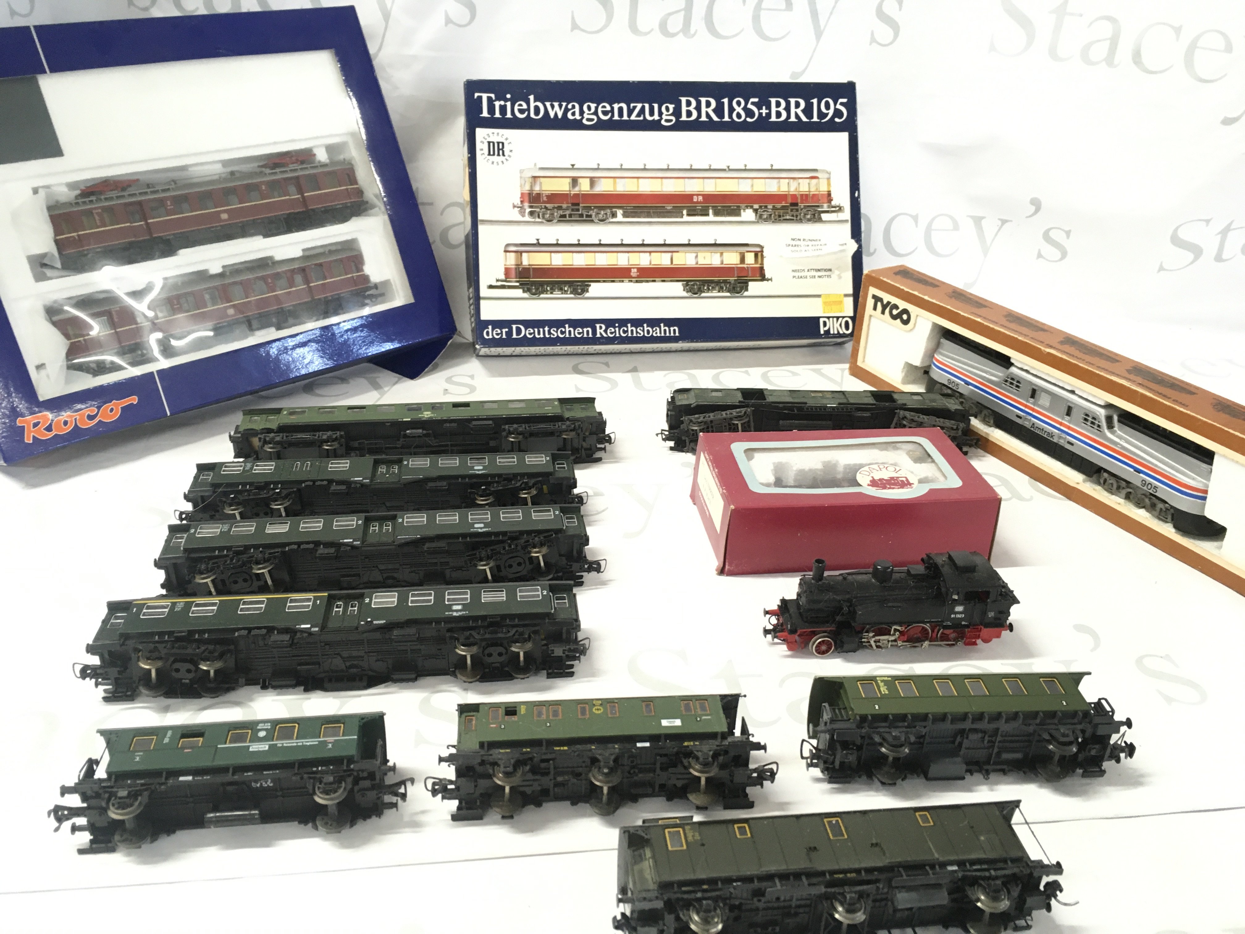 A mixed collection of 00 gauge locomotives and rolling stock both boxed and loose by various manufacturers. No reserve