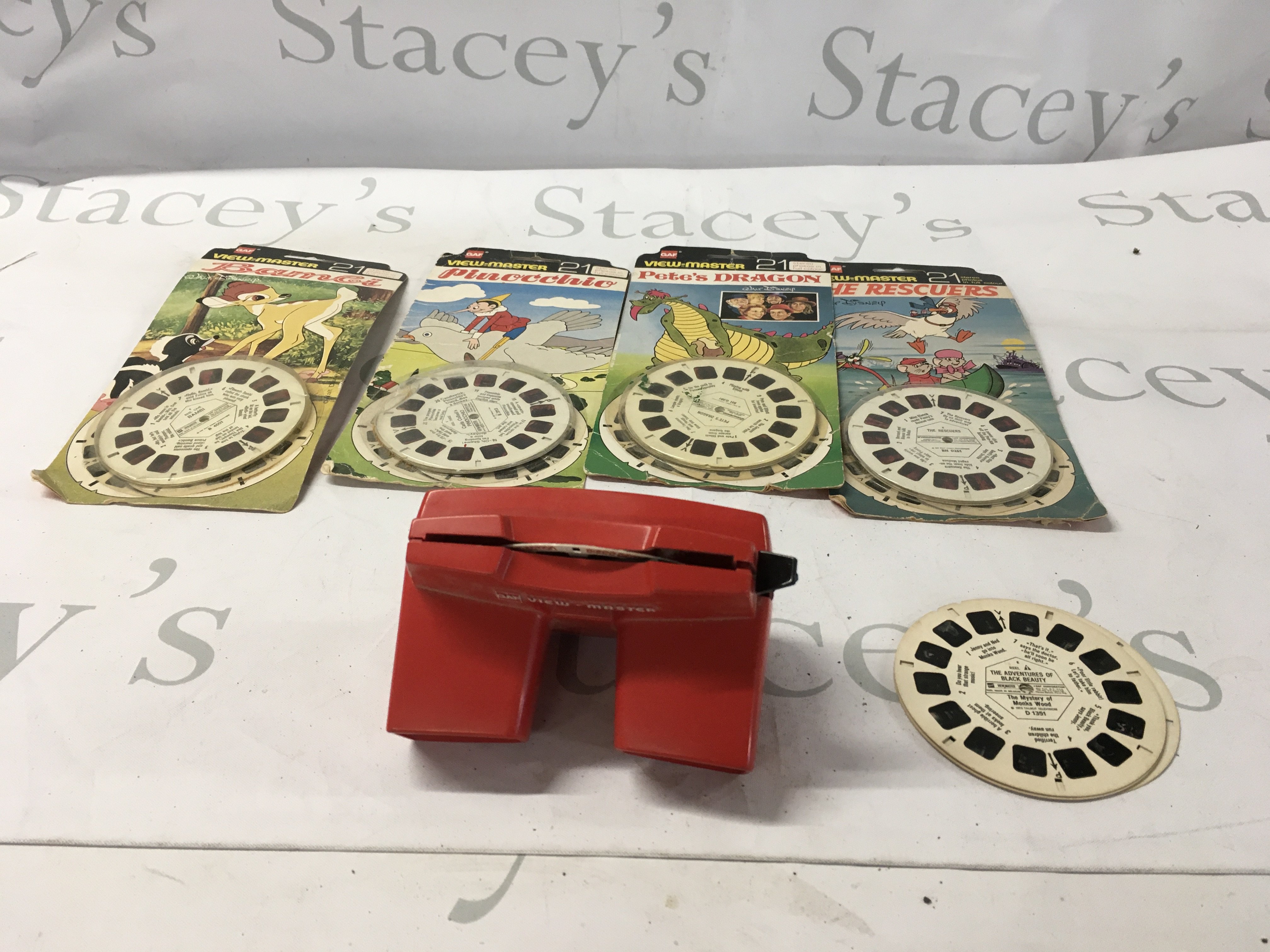A vintage view master with 5 sets of reels plus a demonstration reel. Reels include Disney3 disc sets..Bambi..Pinocchio..Black Beauty..Petes Dragon..The Rescuers. All in their original packaging except Black beauty. No reserve