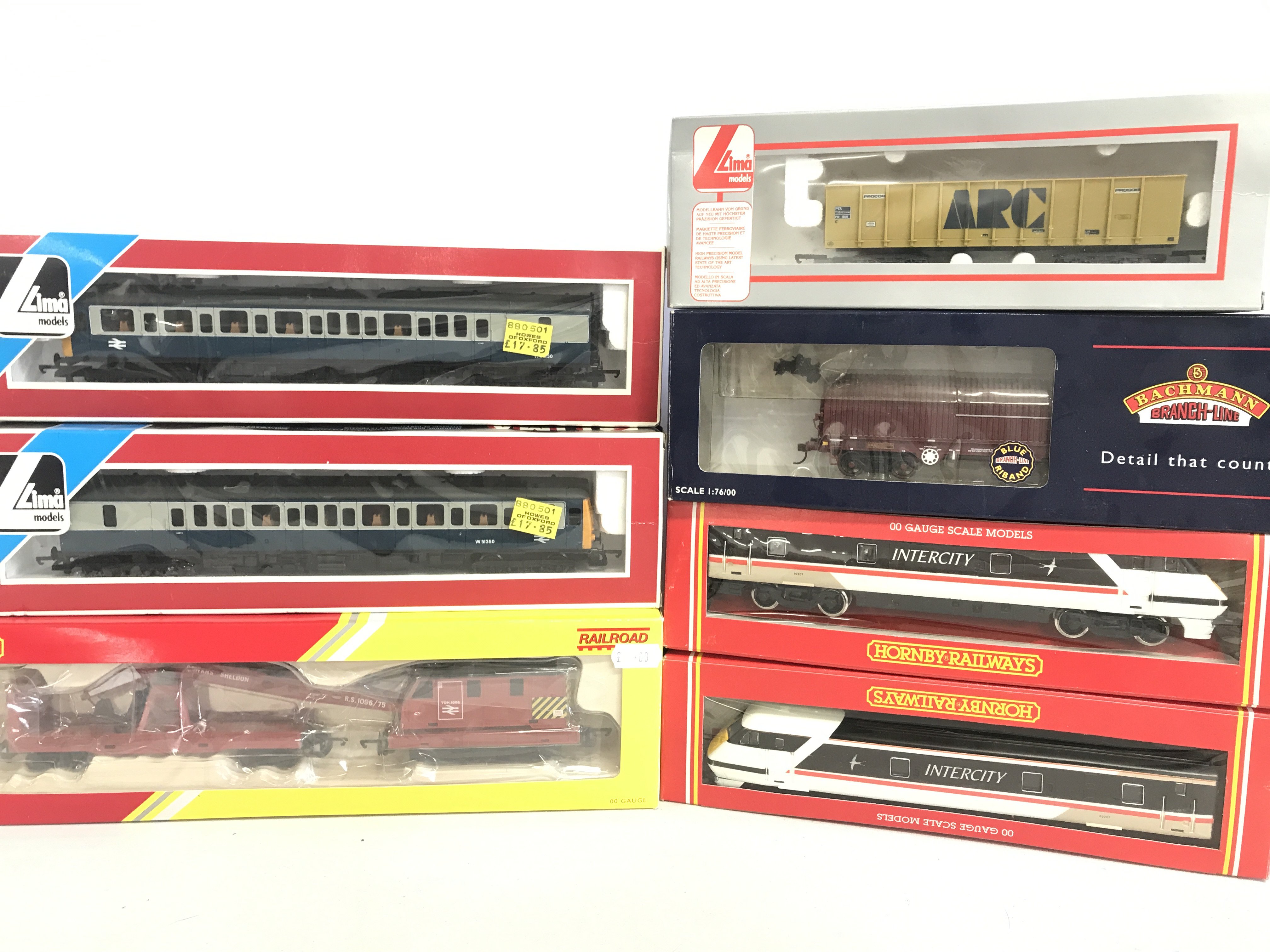 A Small Collection Of Boxed 00 Gauge Coaches. Rolling Stcok And 2 X BR MK4 Driving Vans #R.268.