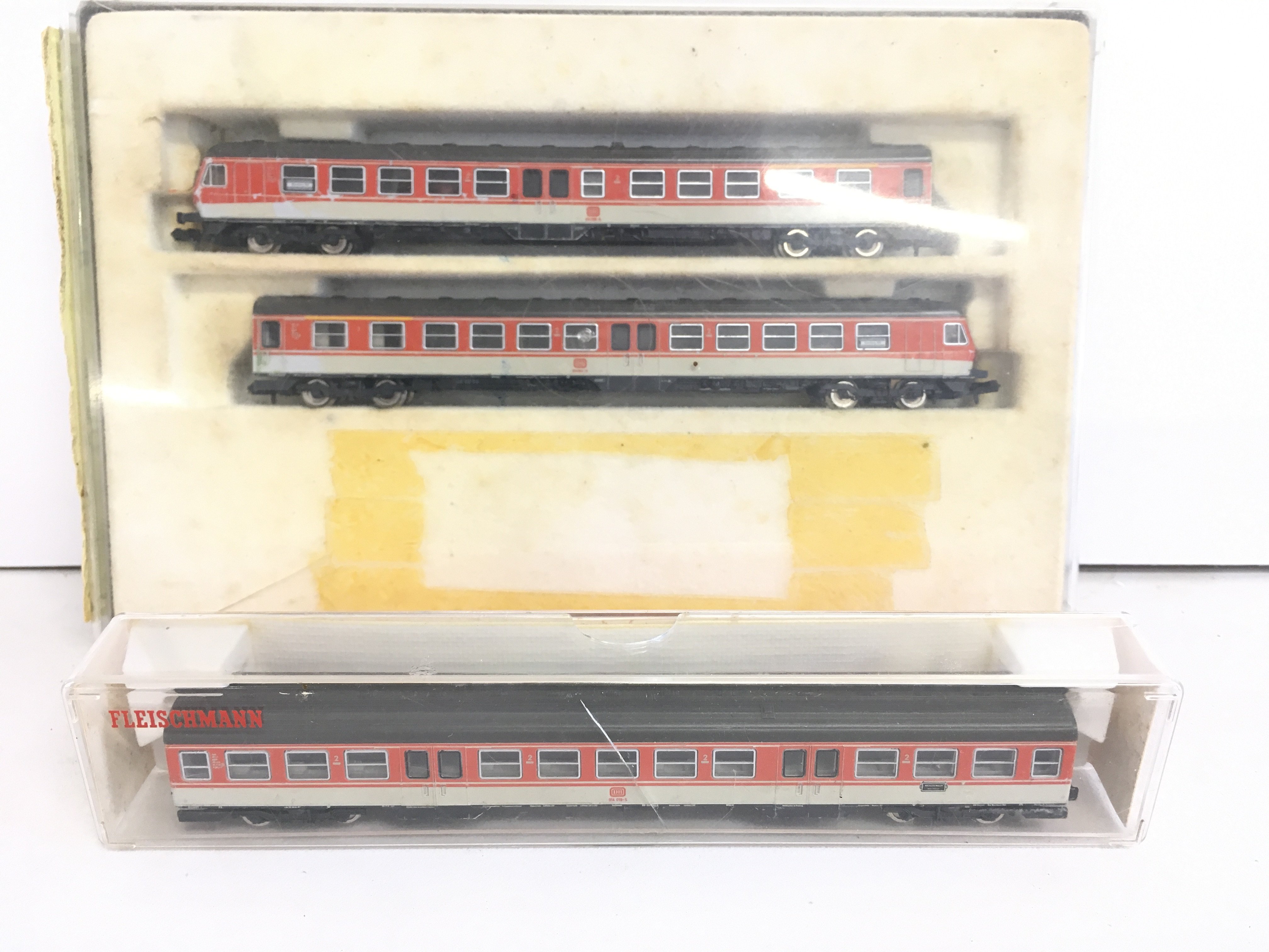 A Boxed Fleischmann N Gauge Deutsche Bahn 2-Car Diesel Multiple Unit Plus Centre Car. No Reserve.